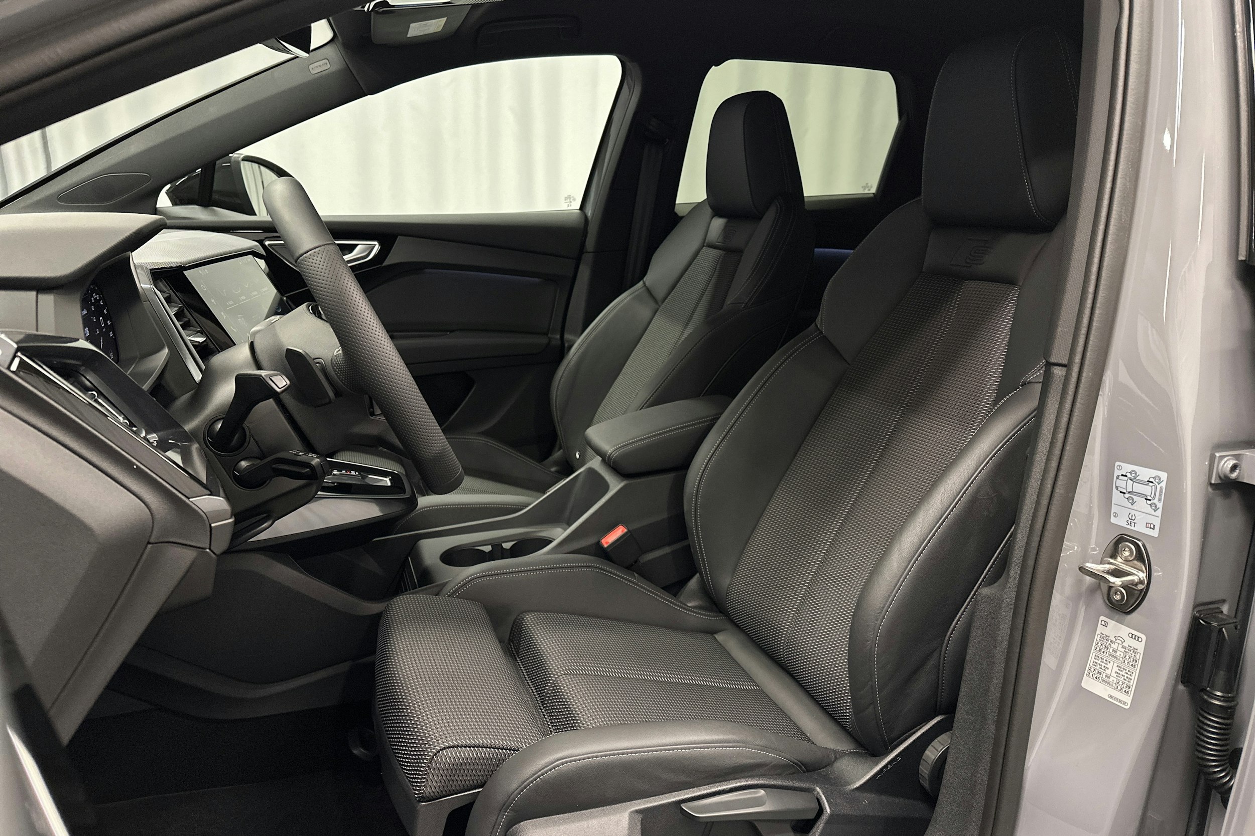 harmaa Audi Q4 e-tron 2025 kuva 17.