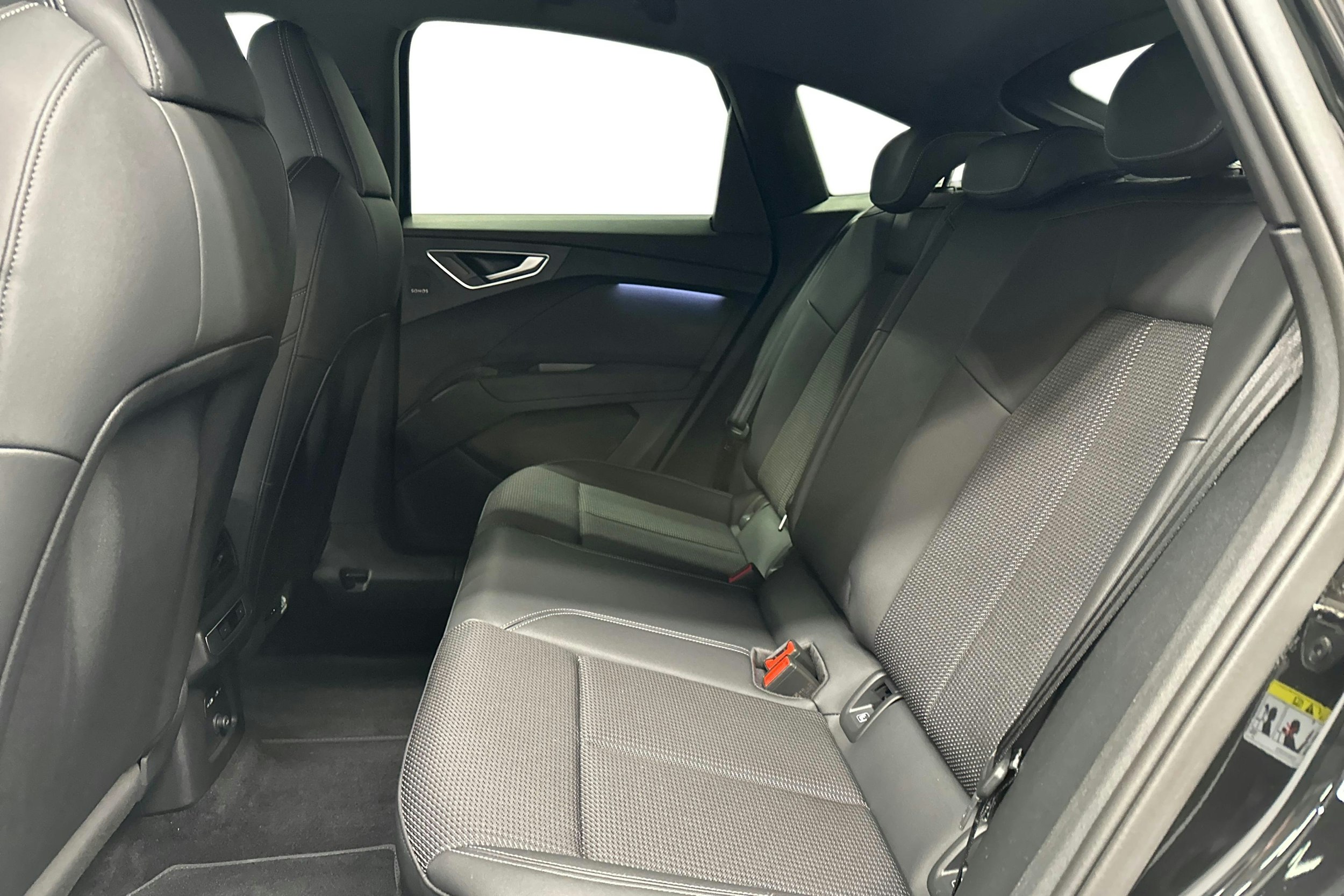 musta Audi Q4 e-tron 2025 kuva 10.