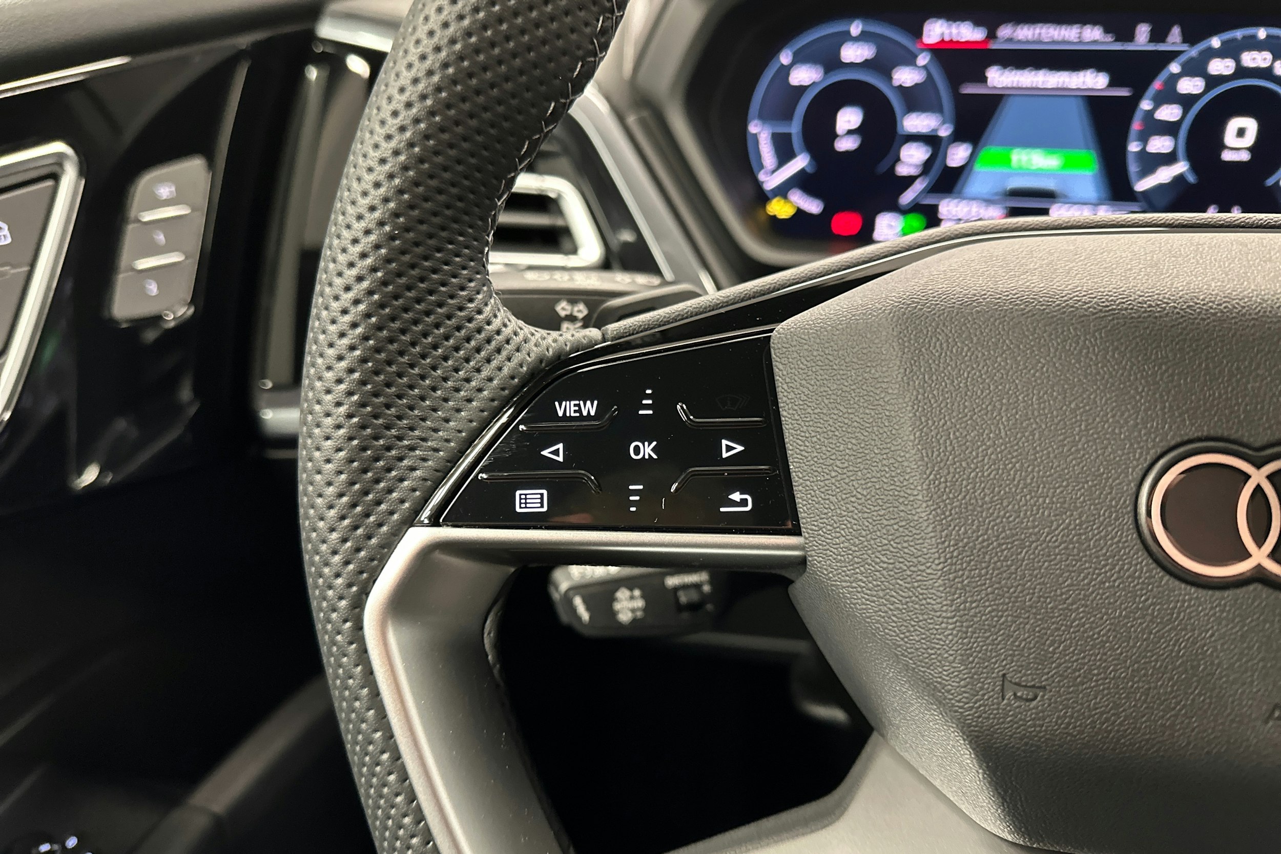 musta Audi Q4 e-tron 2025 kuva 13.