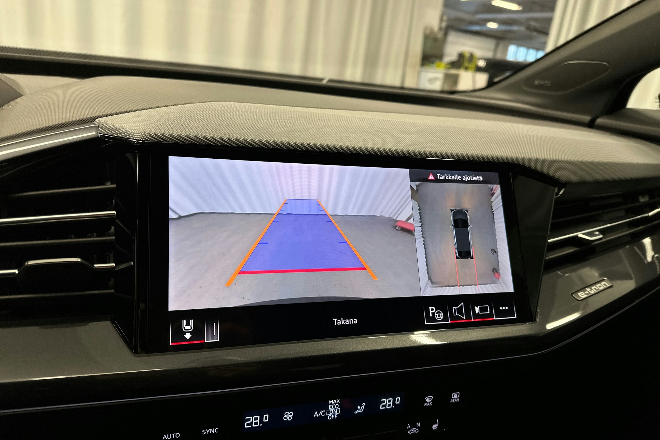 musta Audi Q4 e-tron 2025 kuva 18.