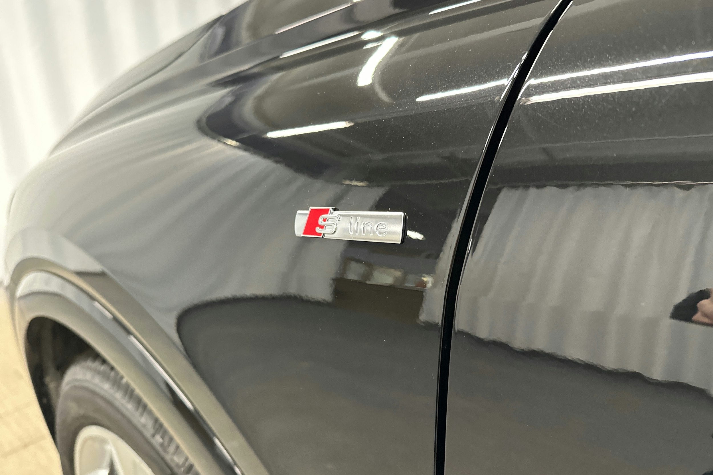 musta Audi Q4 e-tron 2025 kuva 34.