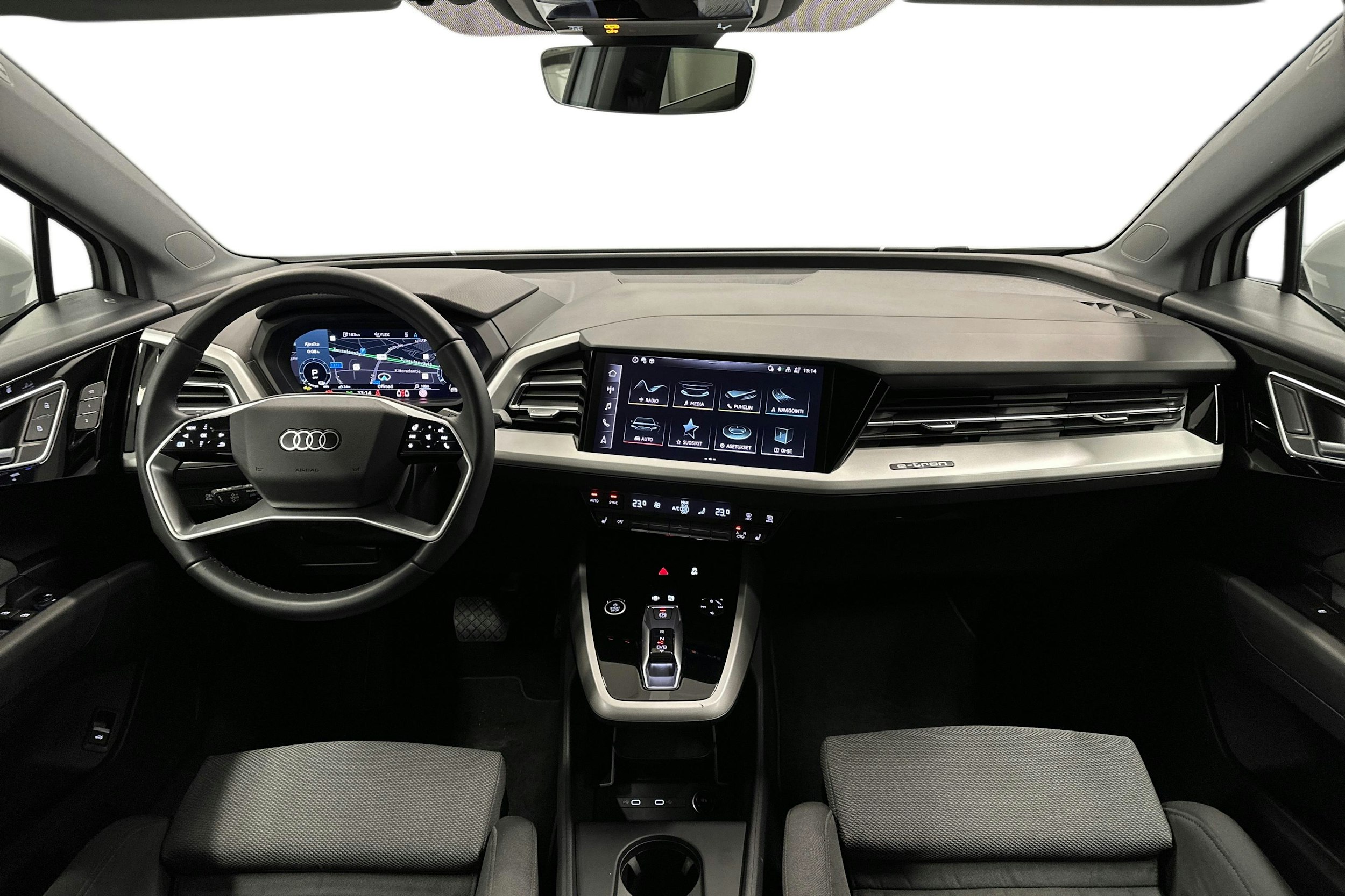 valkoinen Audi Q4 e-tron 2025 kuva 9.