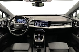 valkoinen Audi Q4 e-tron 2025 kuva 9.