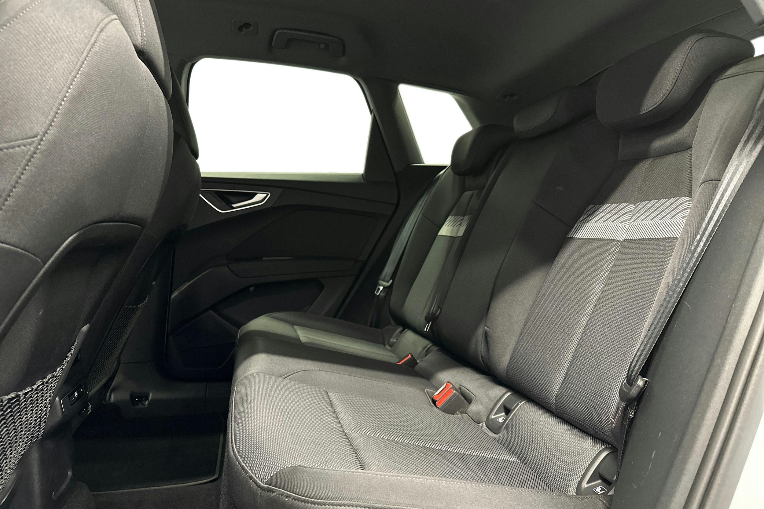 valkoinen Audi Q4 e-tron 2025 kuva 10.