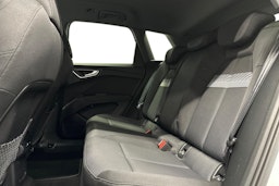 valkoinen Audi Q4 e-tron 2025 kuva 10.