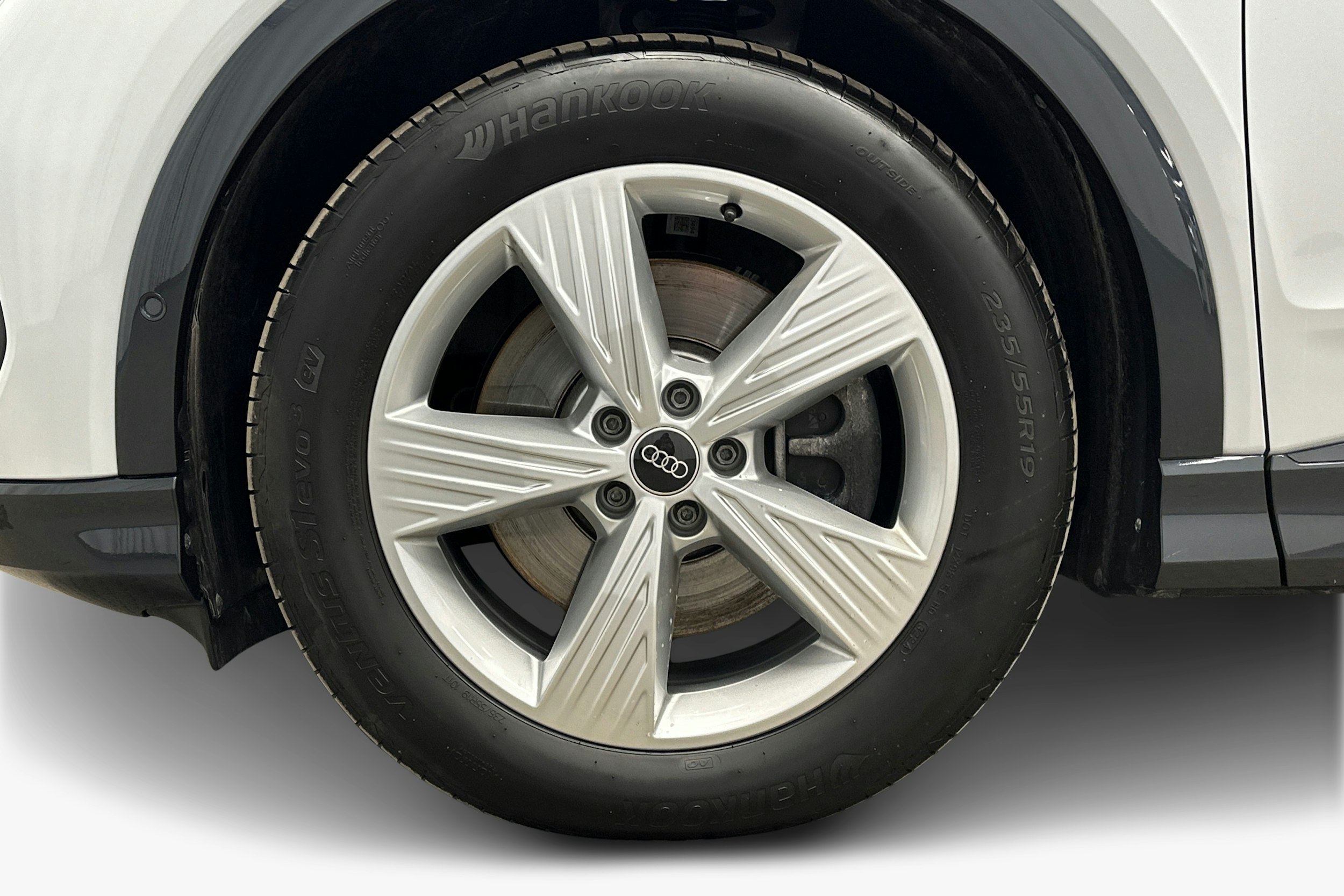 valkoinen Audi Q4 e-tron 2025 kuva 11.