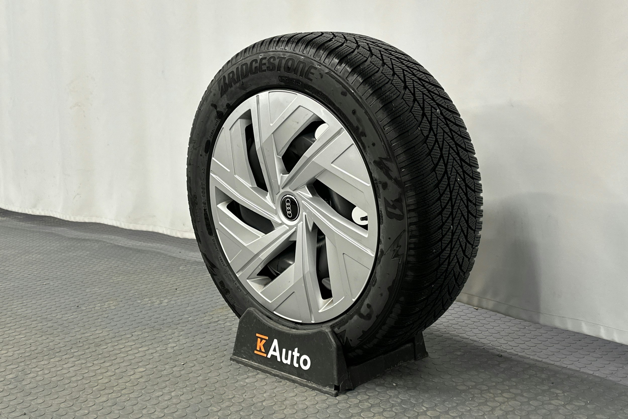 valkoinen Audi Q4 e-tron 2025 kuva 12.