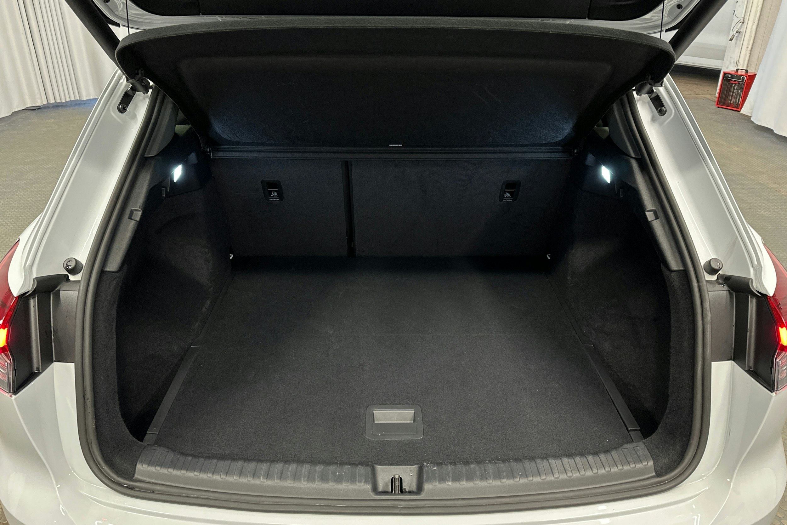valkoinen Audi Q4 e-tron 2025 kuva 13.