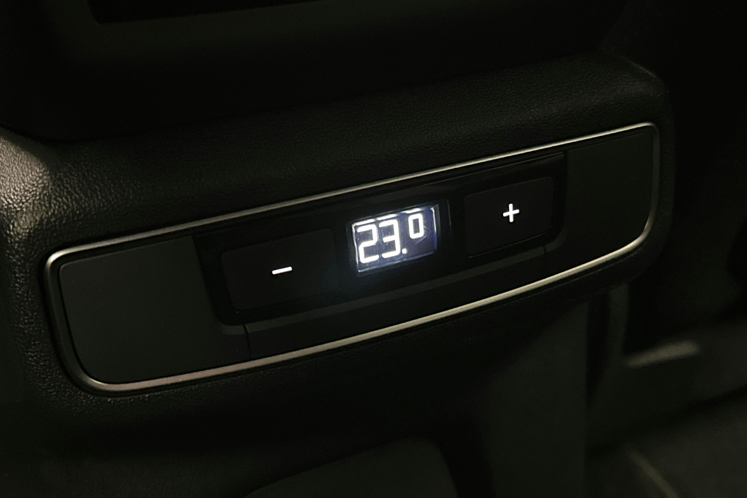 valkoinen Audi Q4 e-tron 2025 kuva 15.