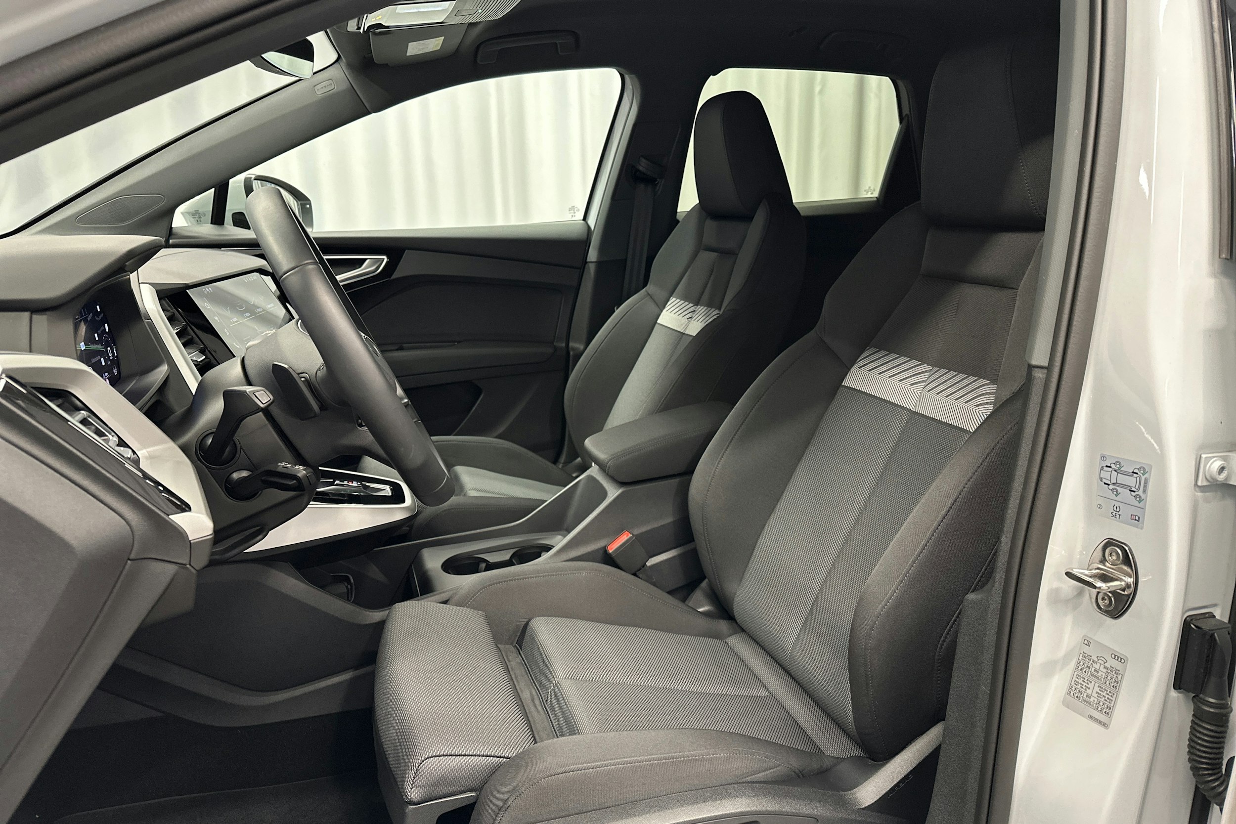 valkoinen Audi Q4 e-tron 2025 kuva 16.