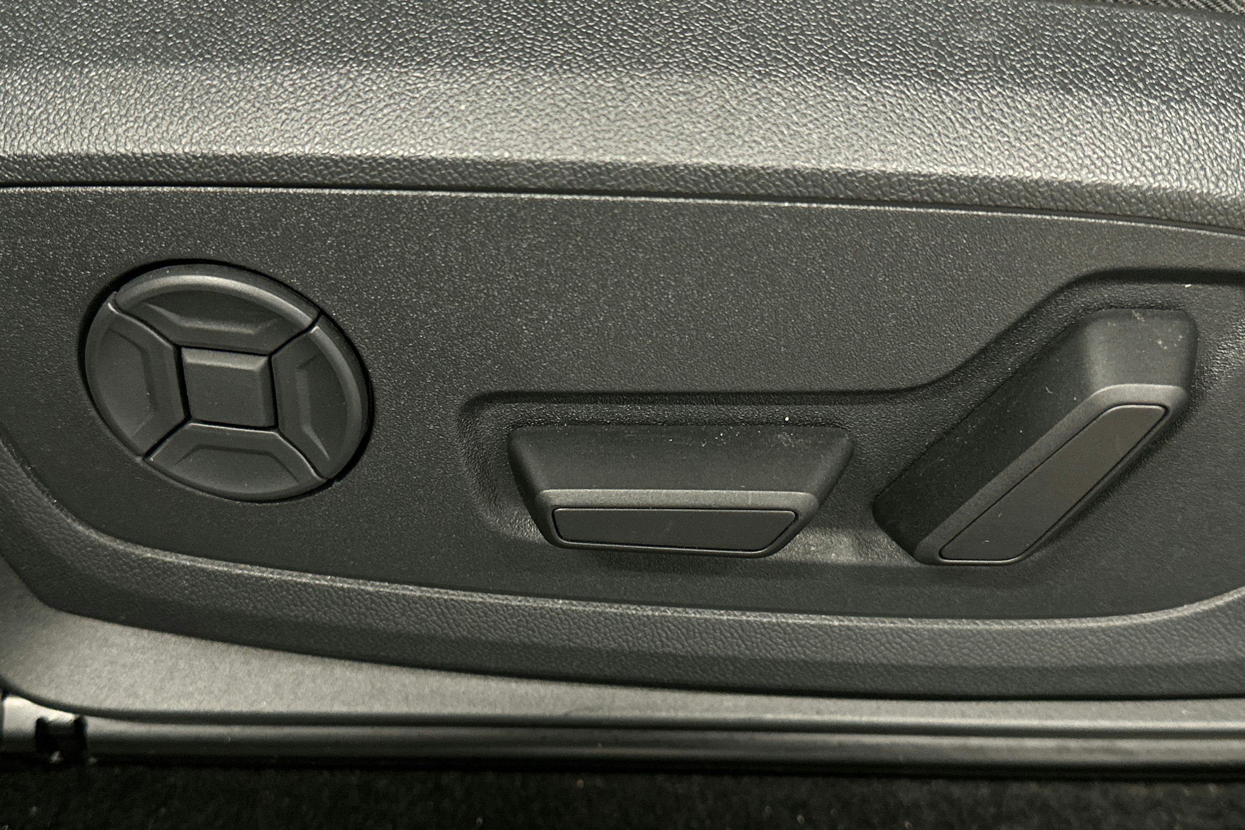 valkoinen Audi Q4 e-tron 2025 kuva 17.