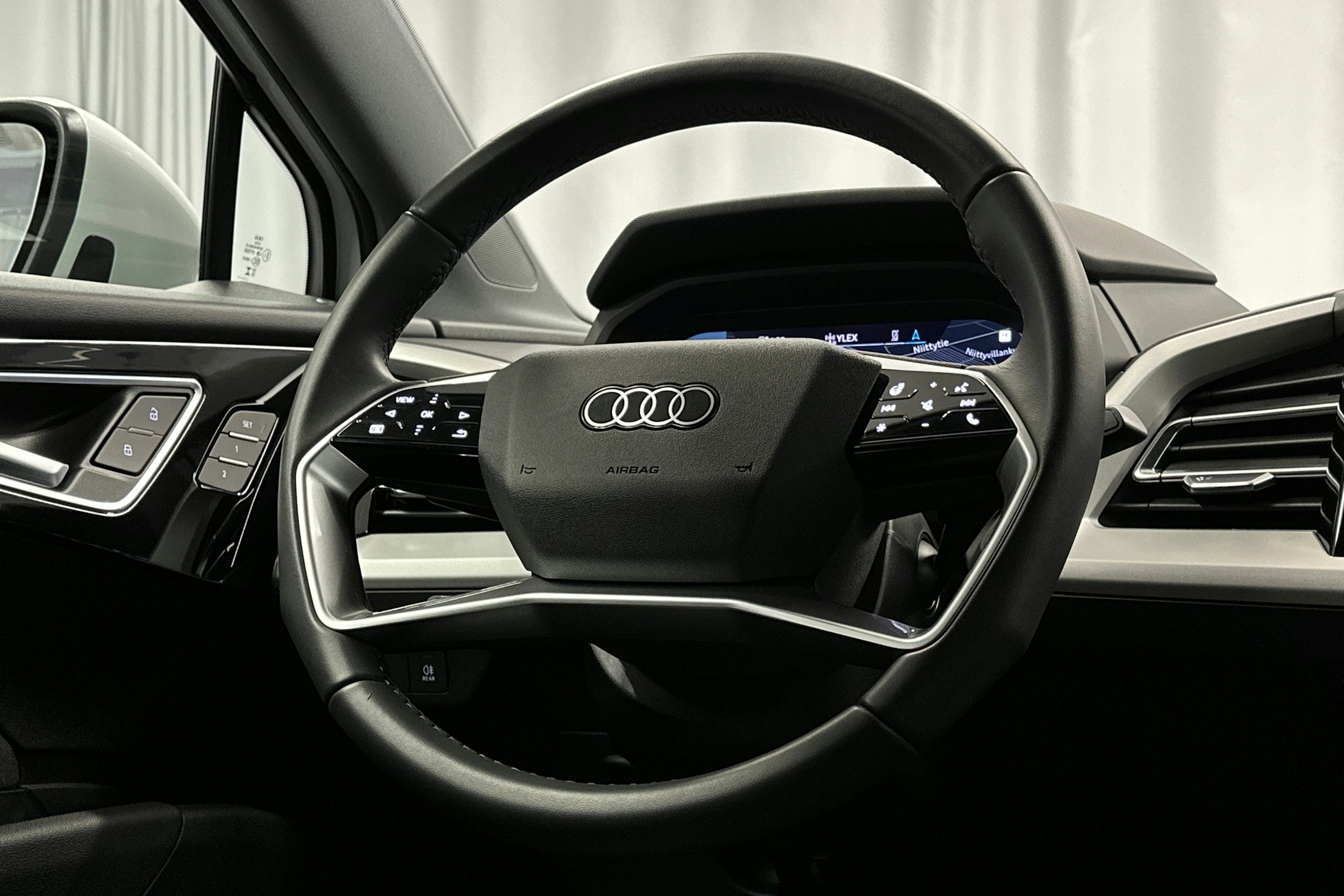 valkoinen Audi Q4 e-tron 2025 kuva 20.