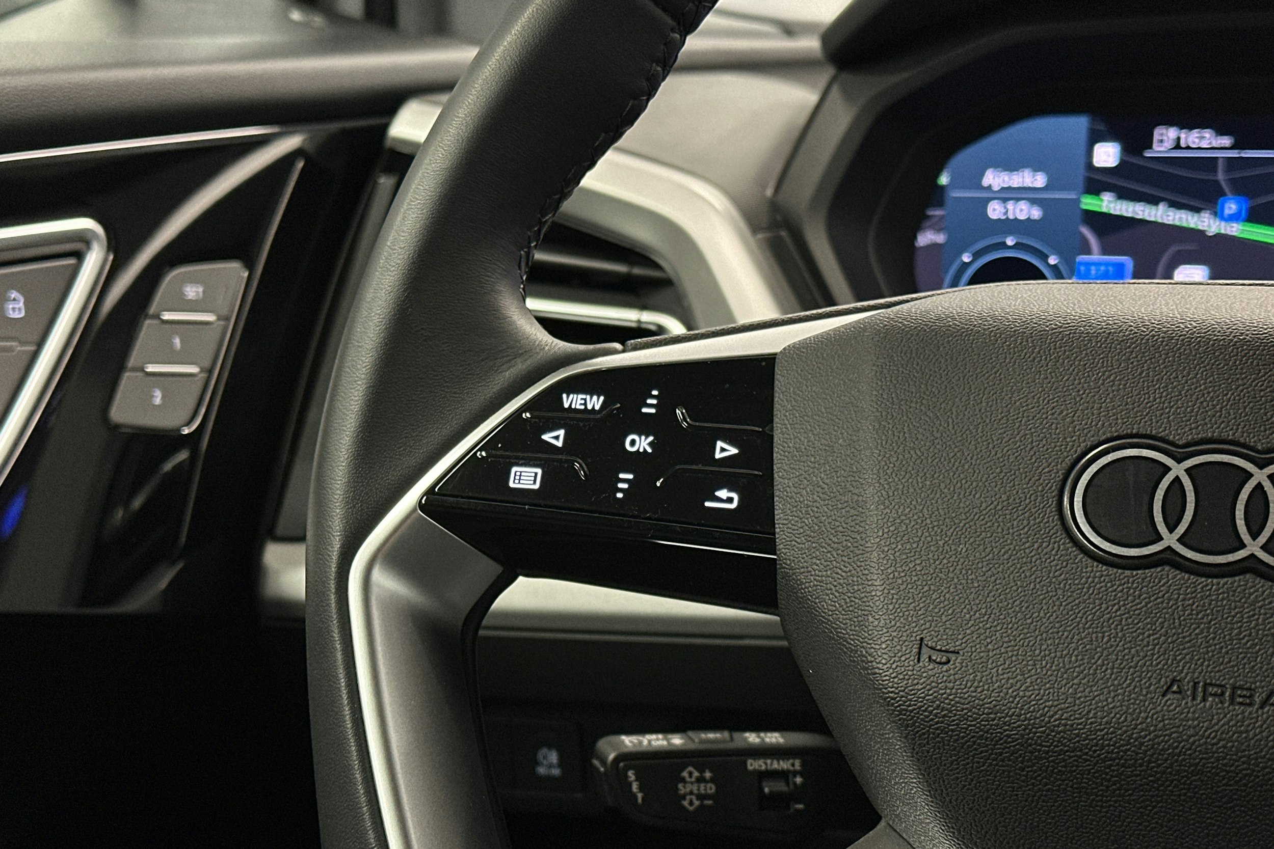 valkoinen Audi Q4 e-tron 2025 kuva 21.