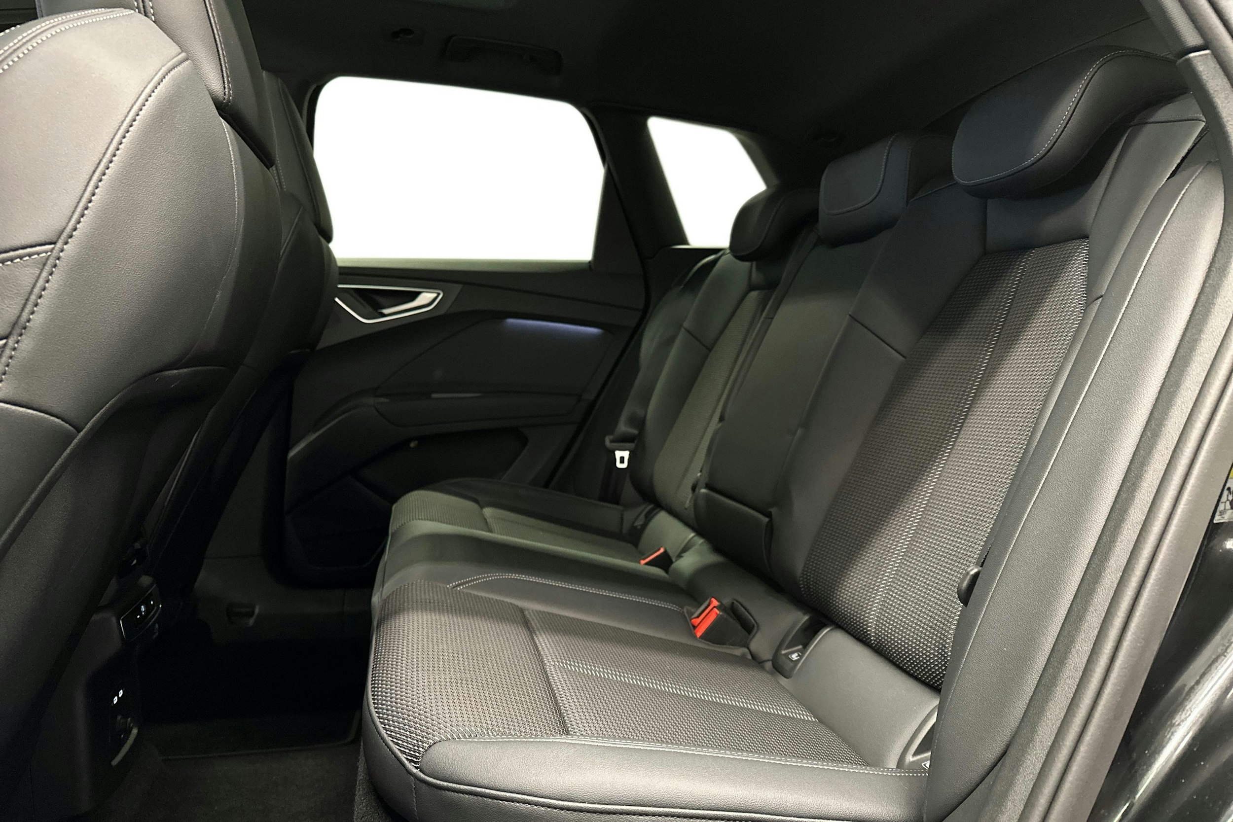 musta Audi Q4 e-tron 2025 kuva 10.