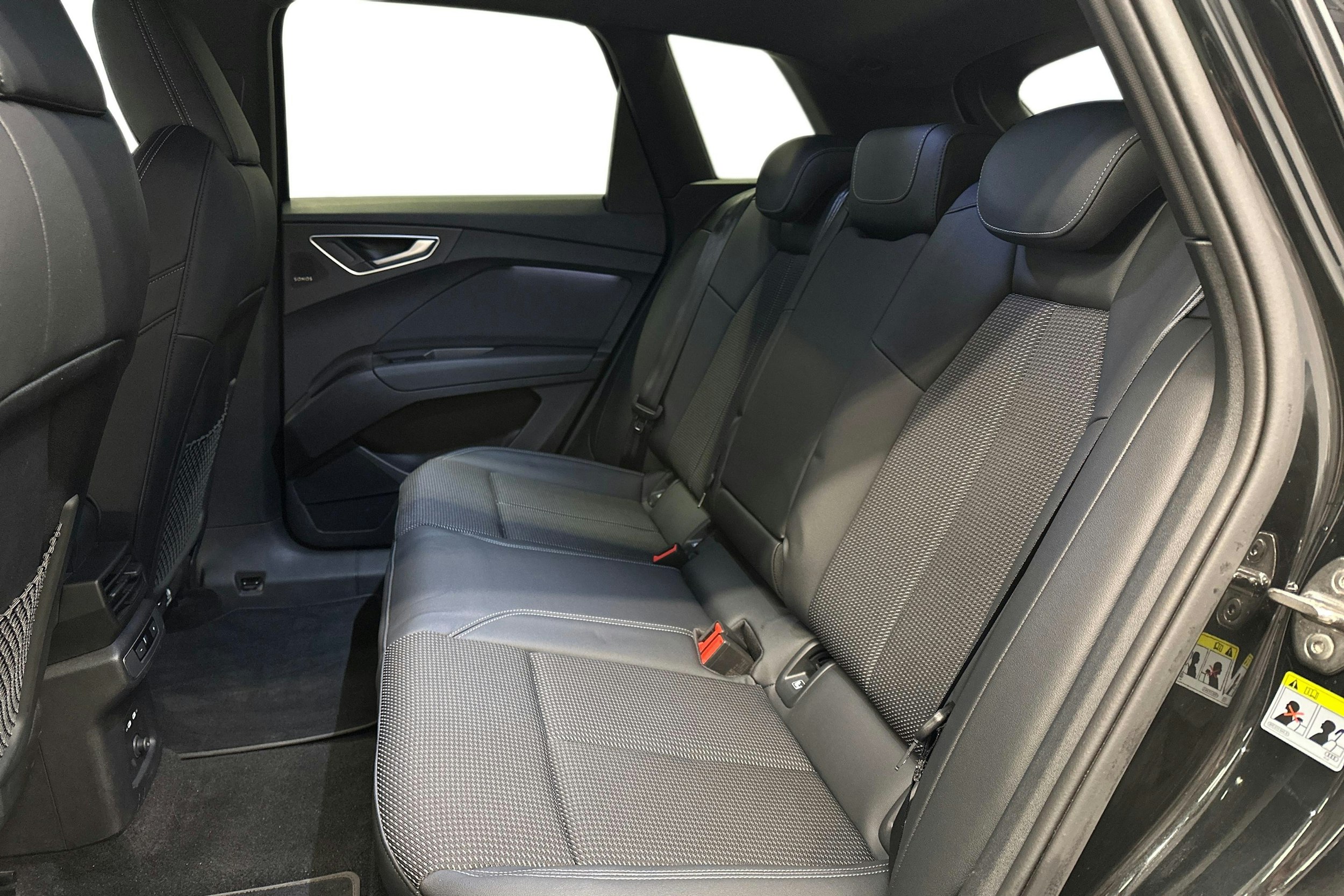 musta Audi Q4 e-tron 2025 kuva 10.