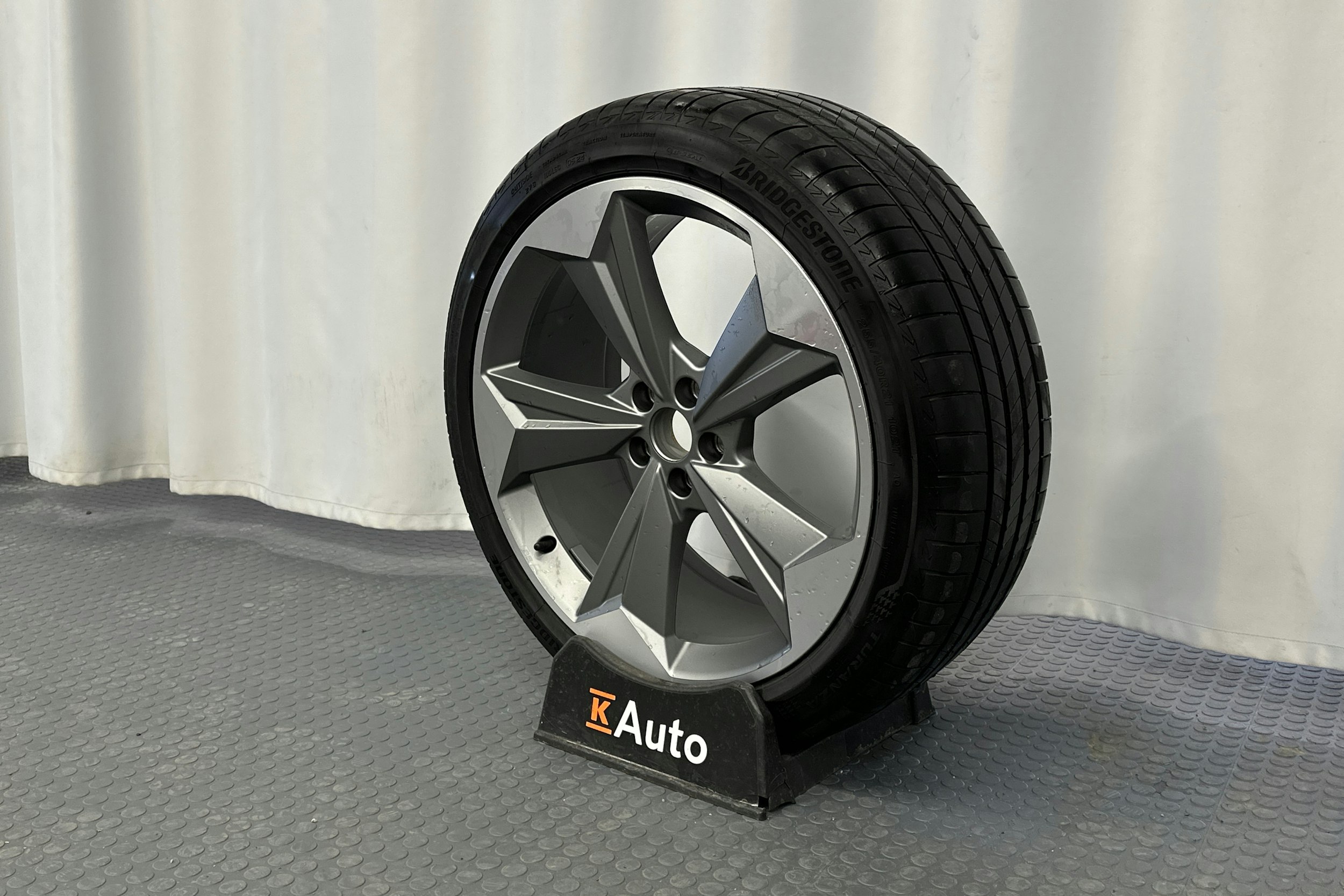 musta Audi Q4 e-tron 2025 kuva 12.