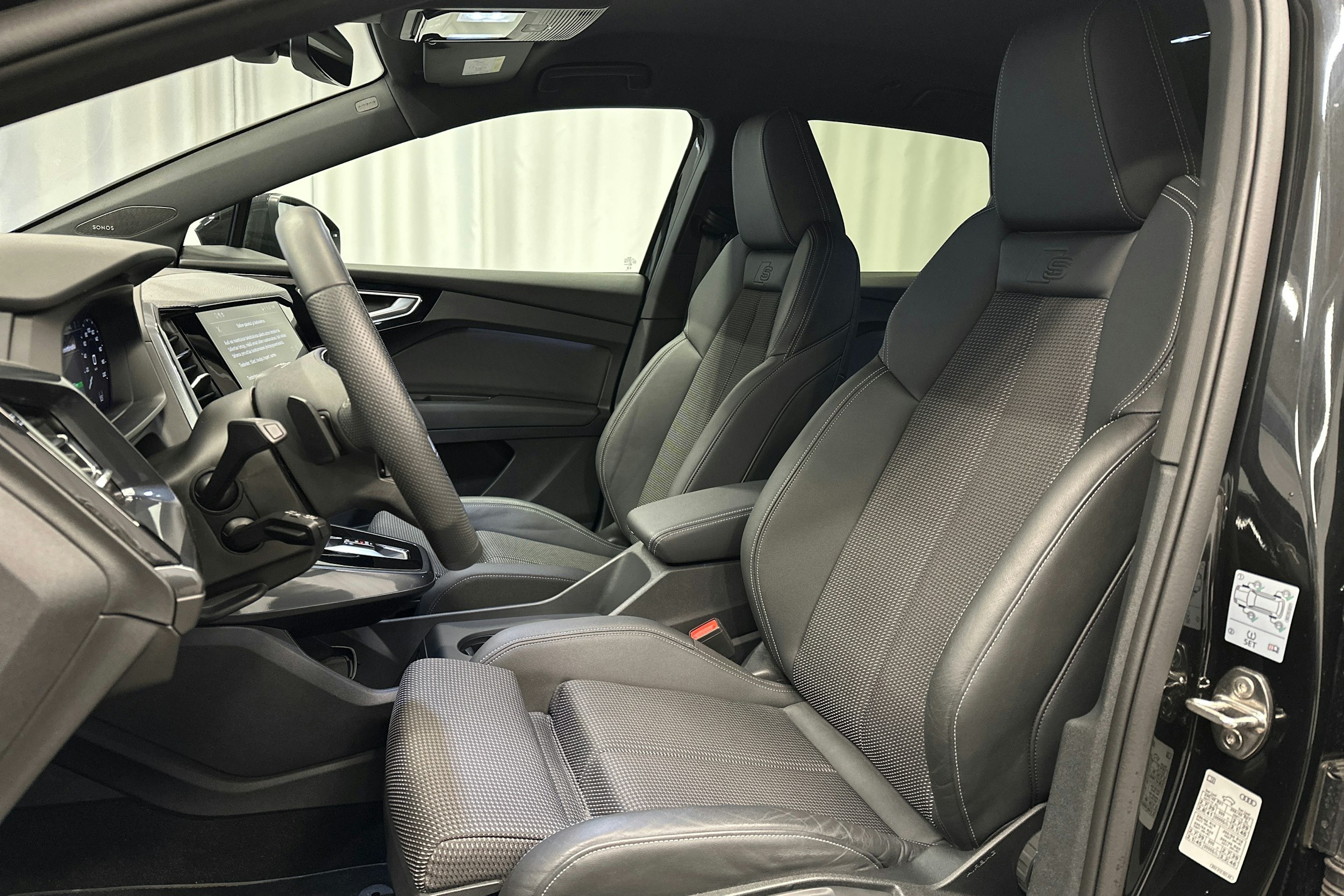 musta Audi Q4 e-tron 2025 kuva 15.