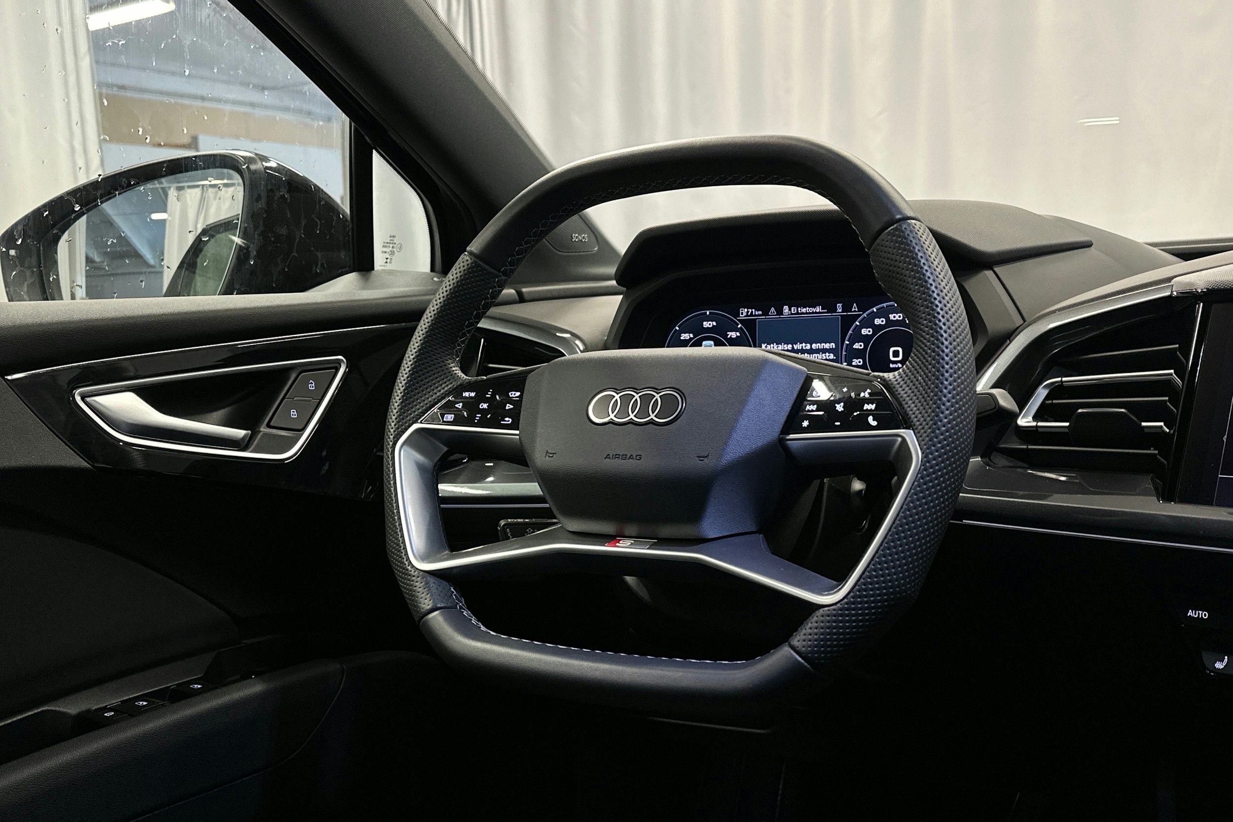 musta Audi Q4 e-tron 2025 kuva 17.