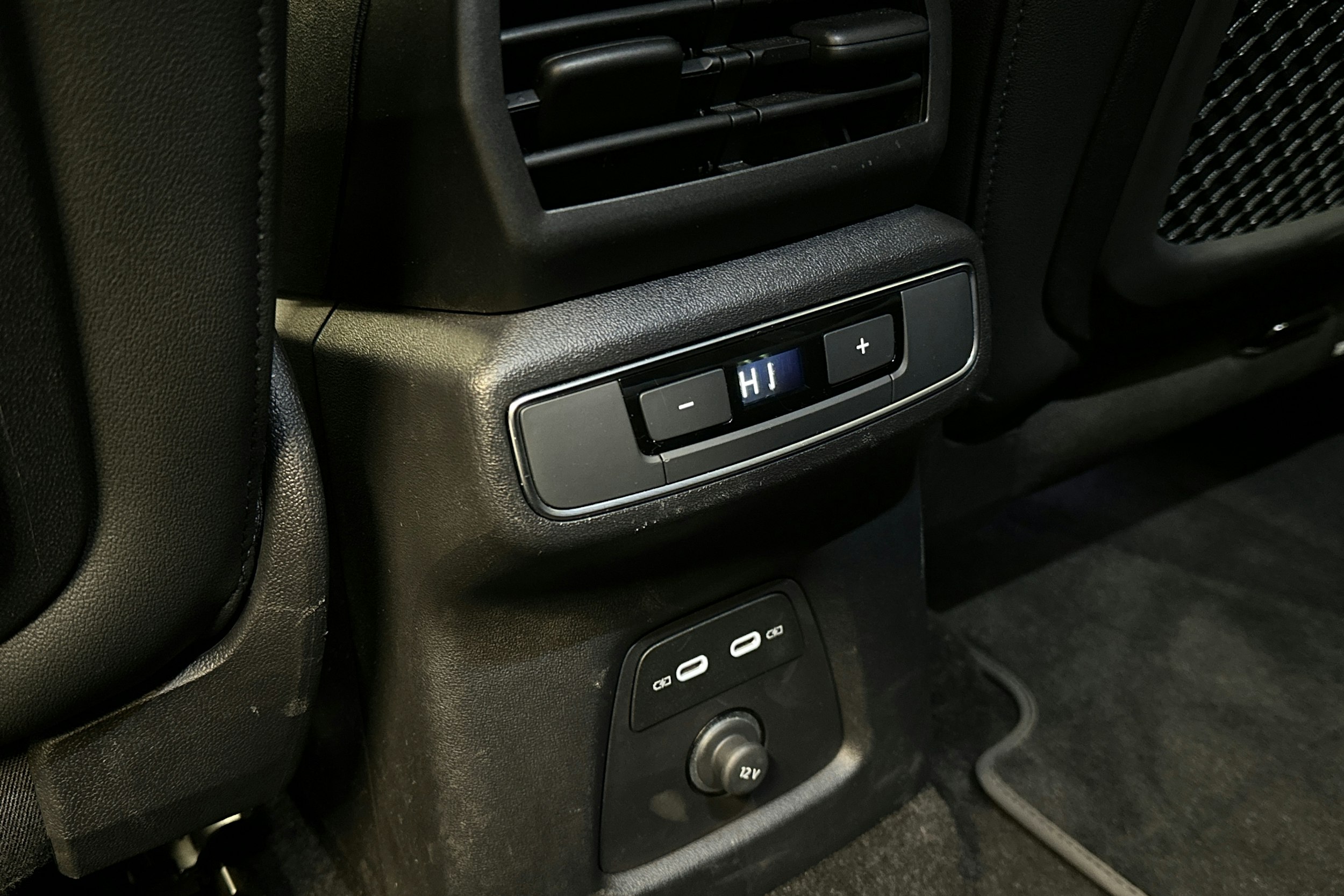 musta Audi Q4 e-tron 2025 kuva 34.