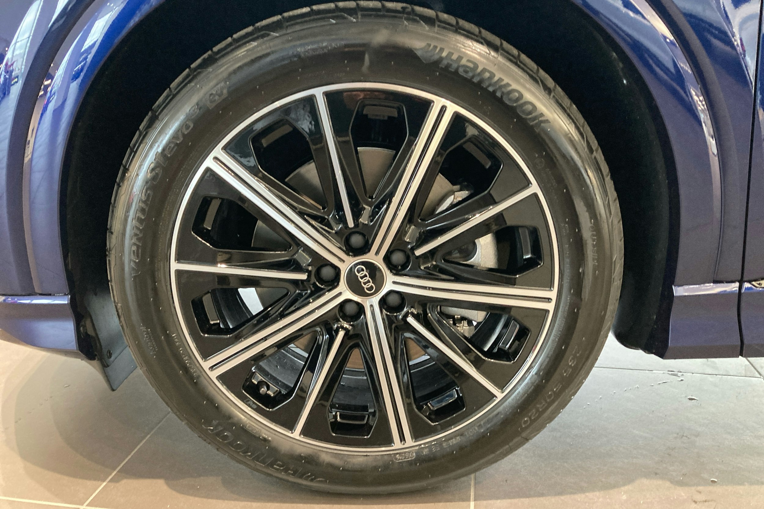 sininen Audi Q4 e-tron 2025 kuva 9.