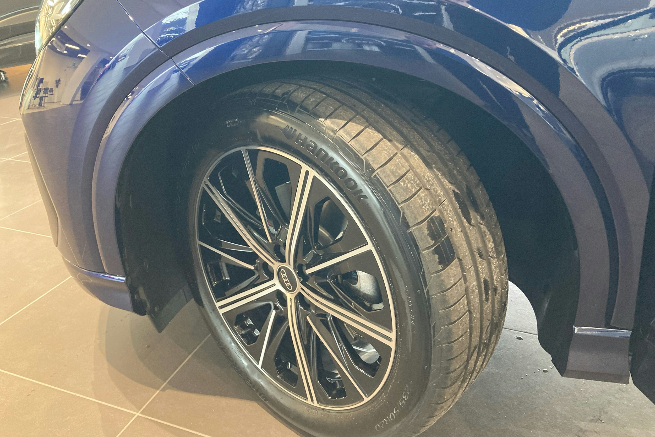 sininen Audi Q4 e-tron 2025 kuva 10.