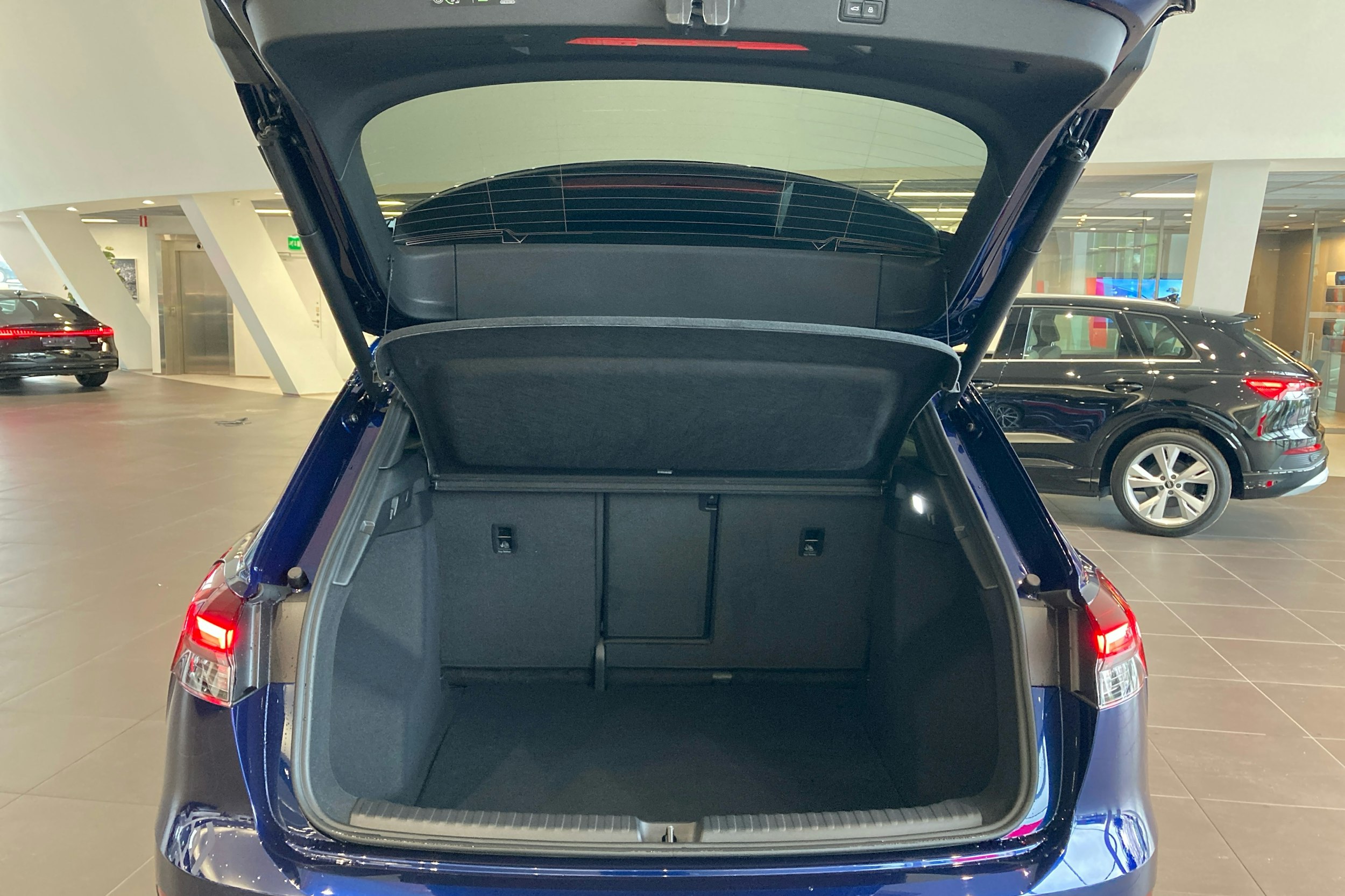 sininen Audi Q4 e-tron 2025 kuva 12.