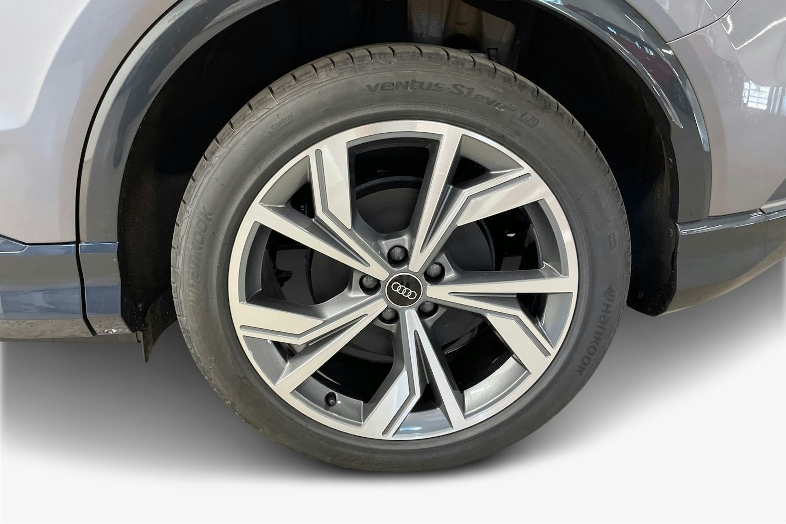 harmaa Audi Q4 e-tron 2025 kuva 11.