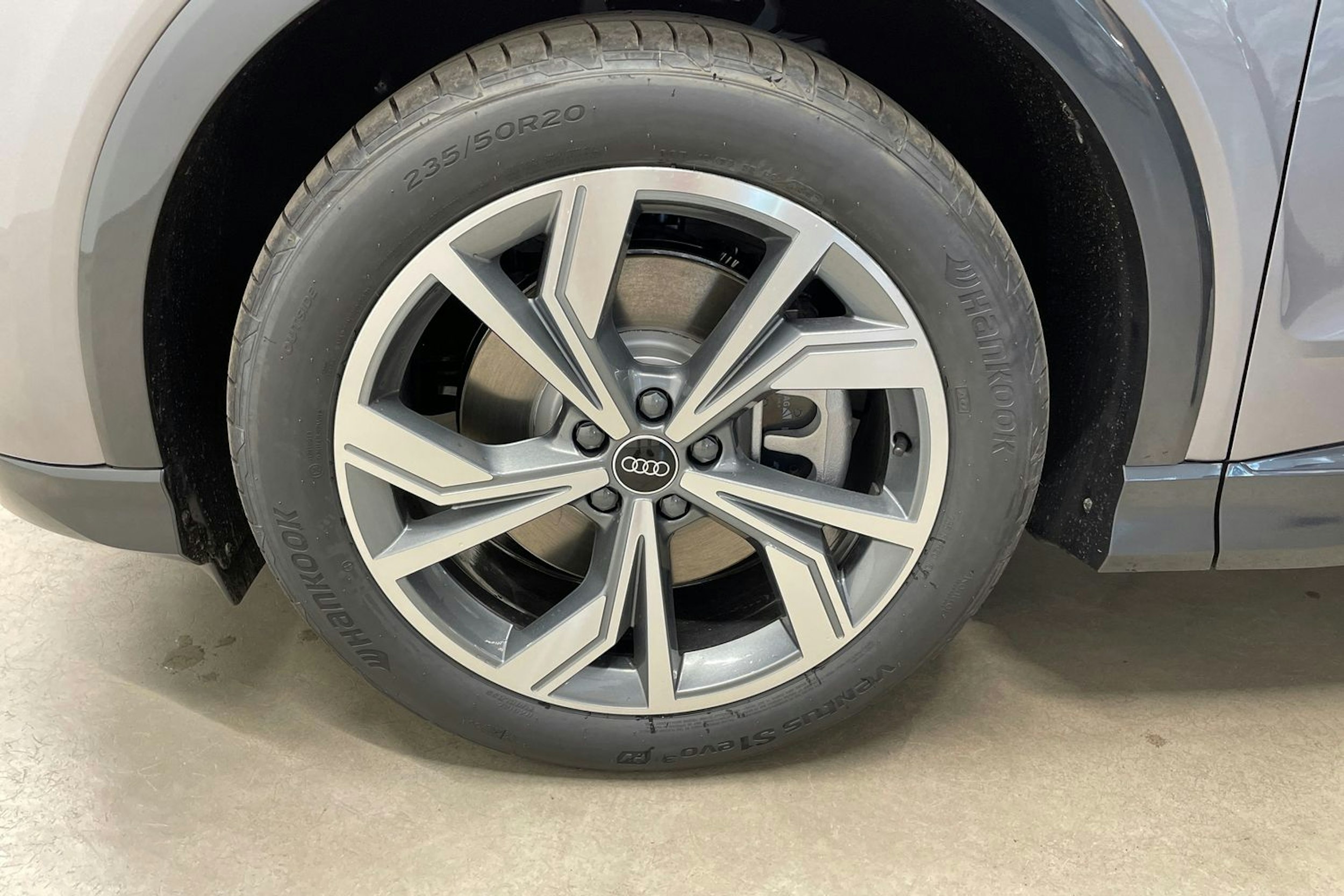harmaa Audi Q4 e-tron 2025 kuva 13.