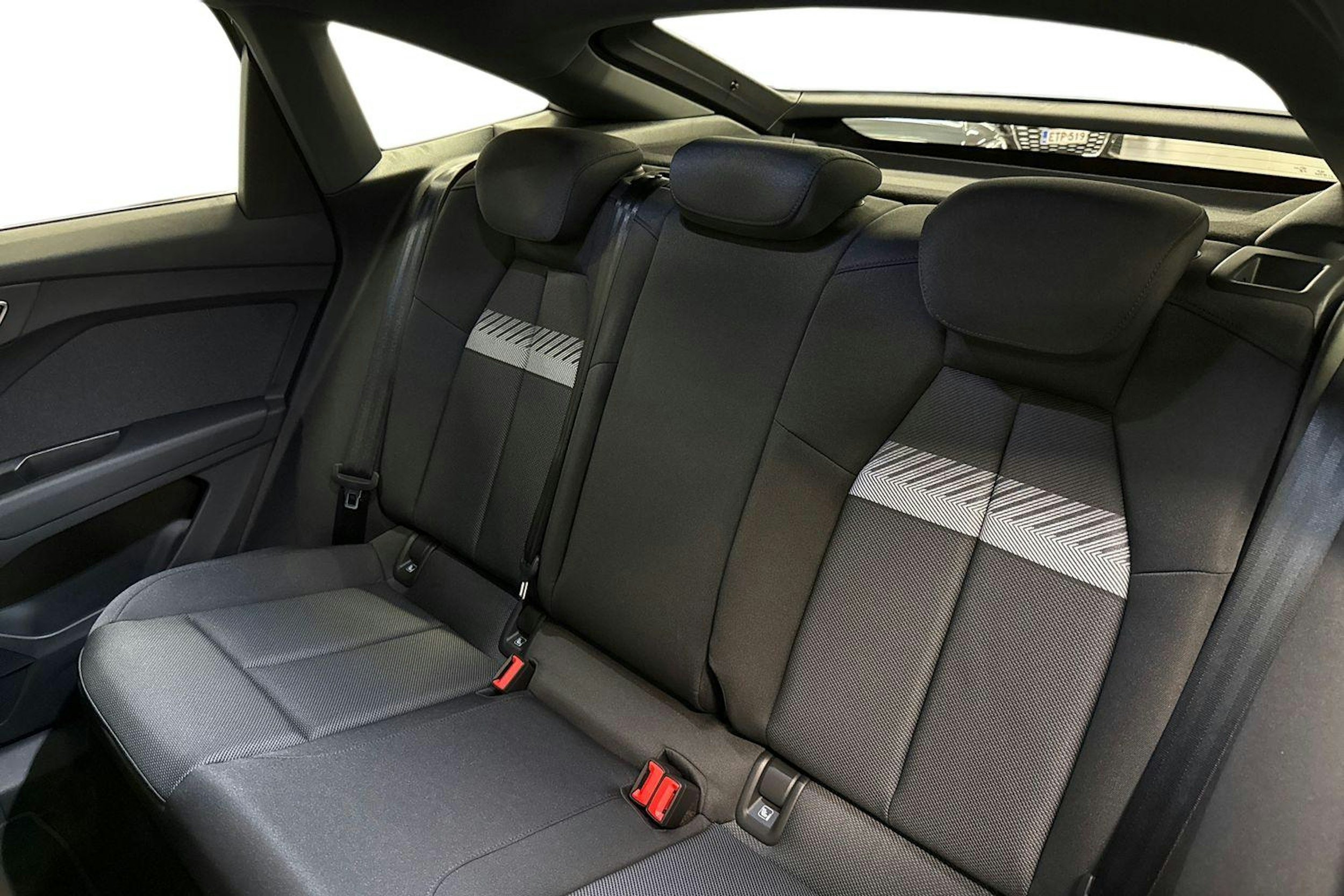 met. harmaa Audi Q4 e-tron 2025 kuva 8.