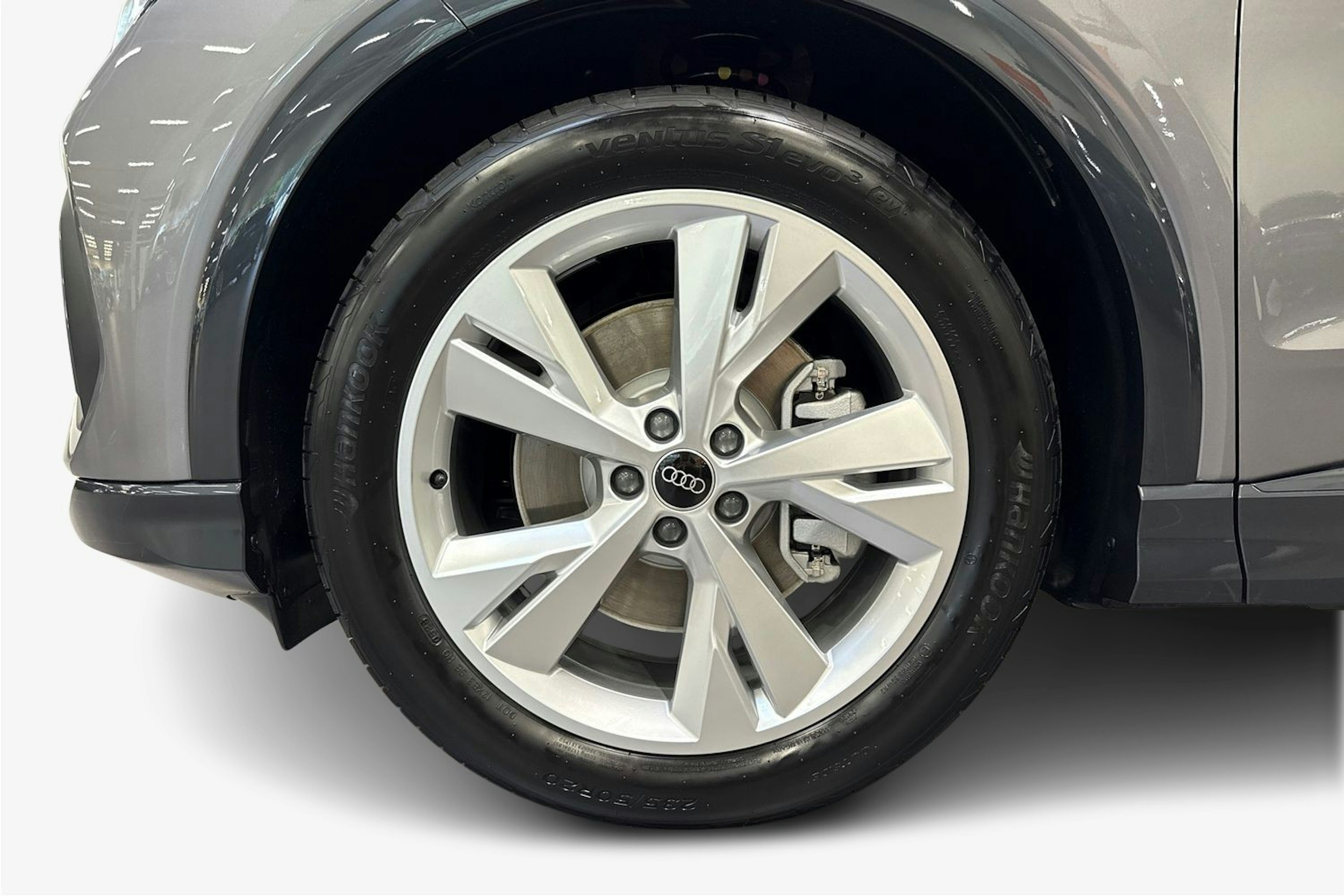 met. harmaa Audi Q4 e-tron 2025 kuva 9.