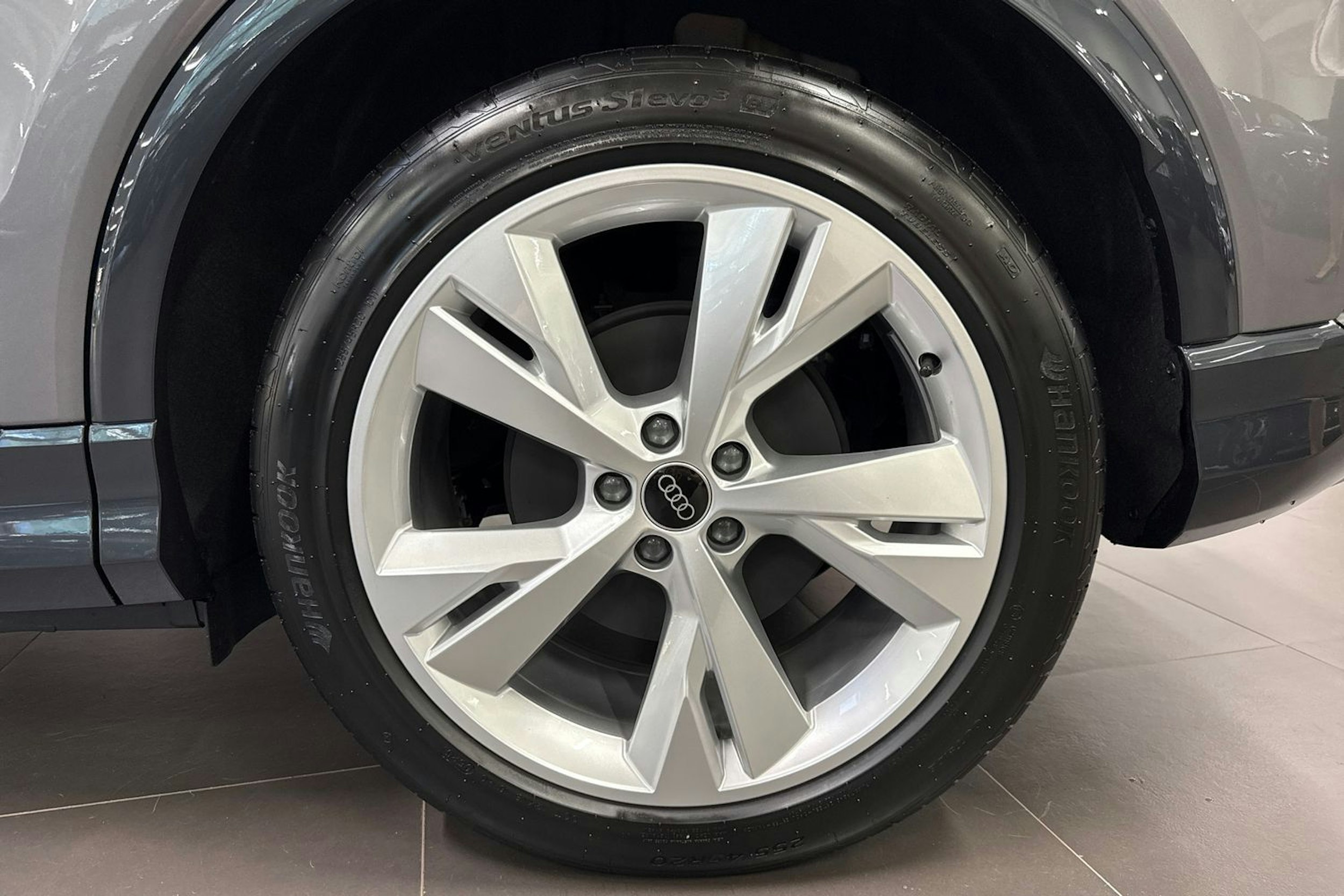 met. harmaa Audi Q4 e-tron 2025 kuva 10.
