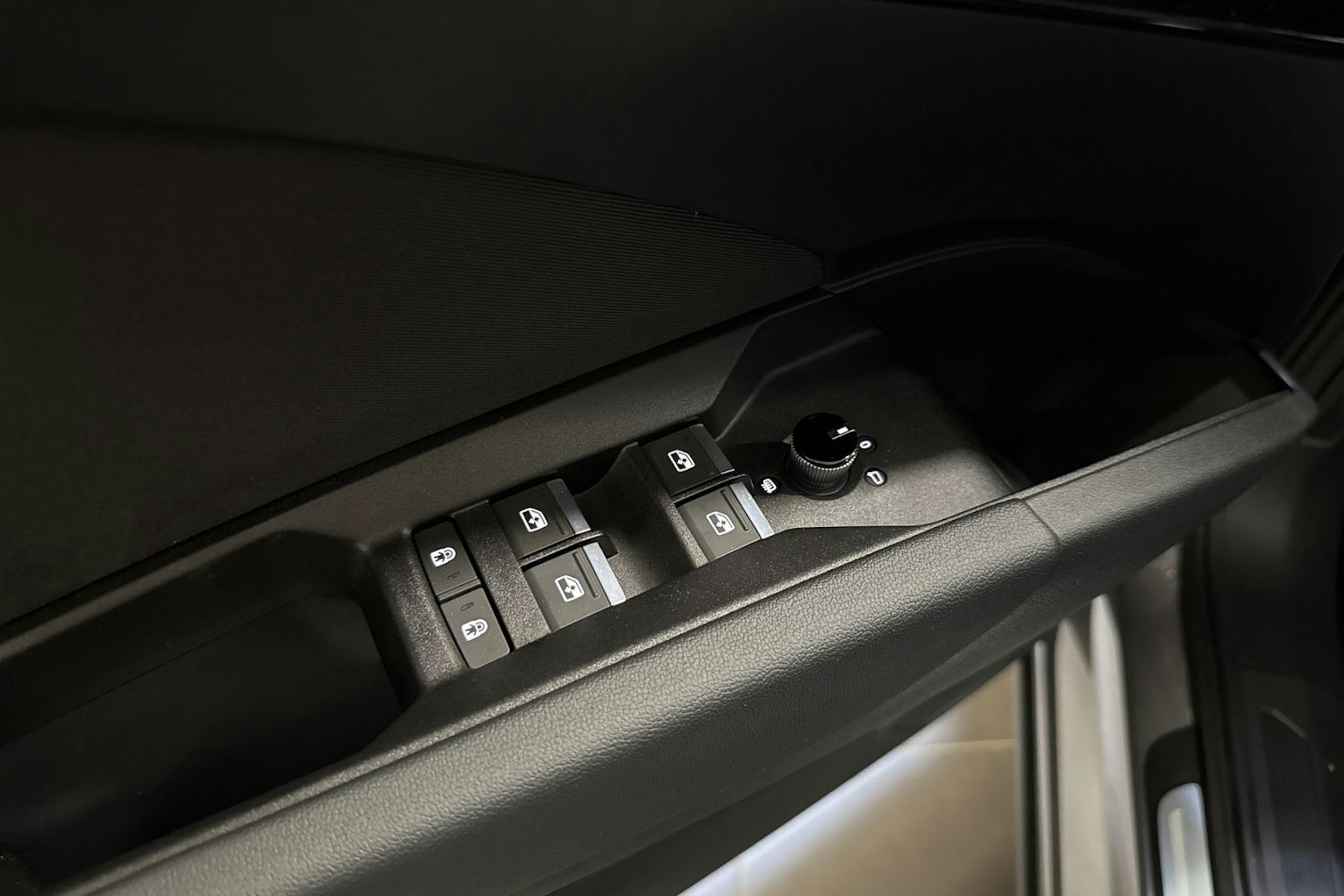 met. harmaa Audi Q4 e-tron 2025 kuva 13.