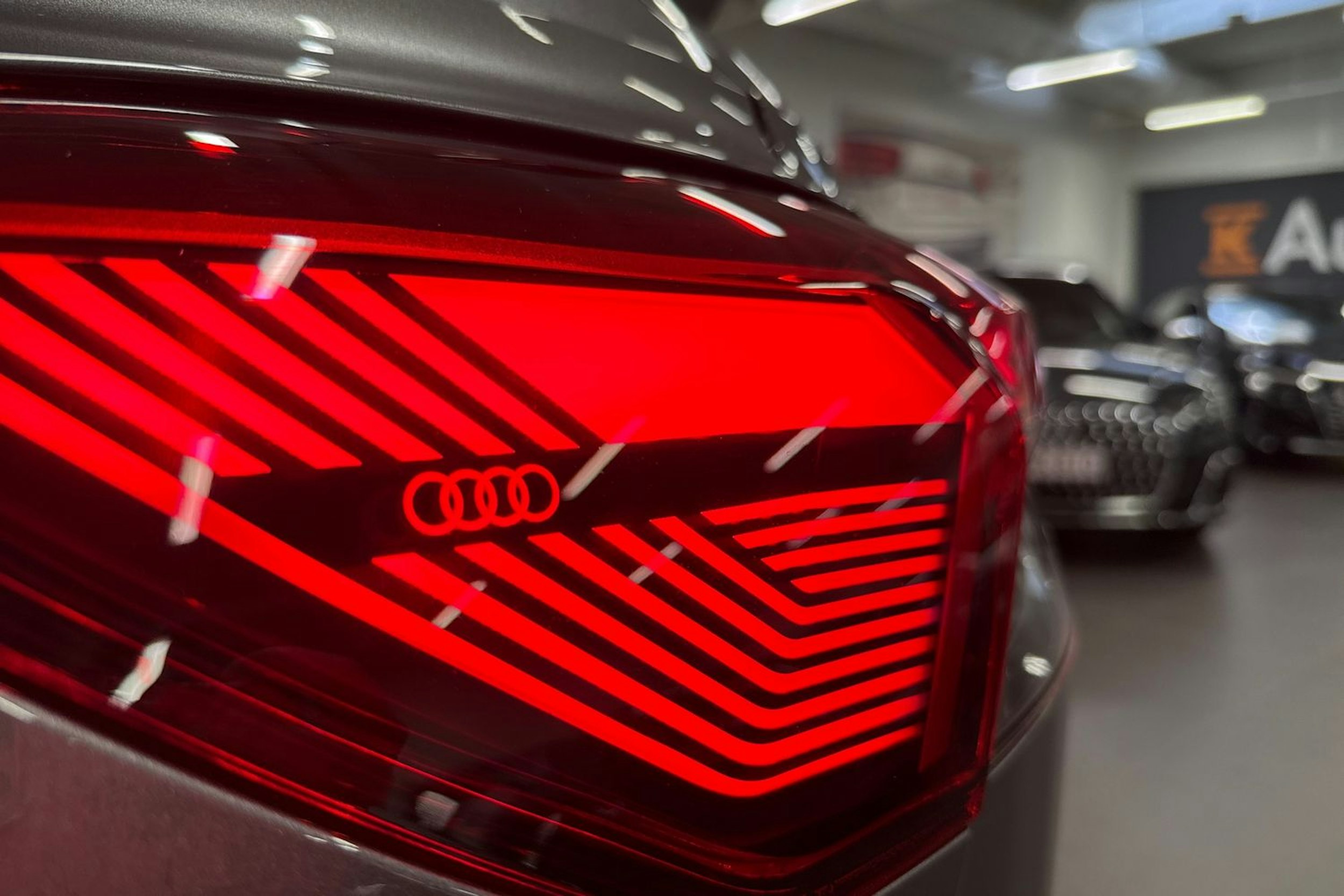 met. harmaa Audi Q4 e-tron 2025 kuva 14.