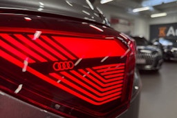 met. harmaa Audi Q4 e-tron 2025 kuva 14.