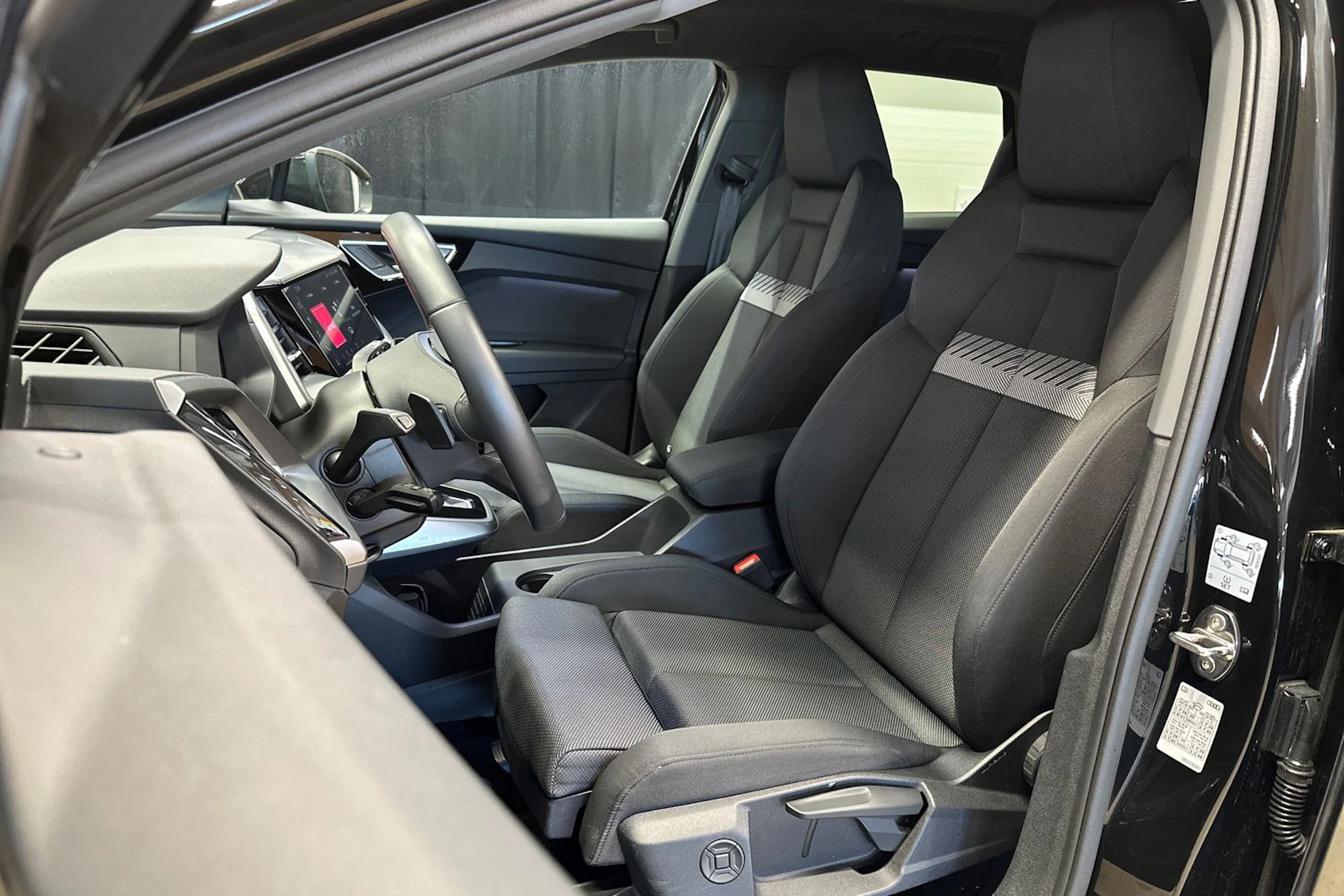 musta Audi Q4 e-tron 2025 kuva 11.