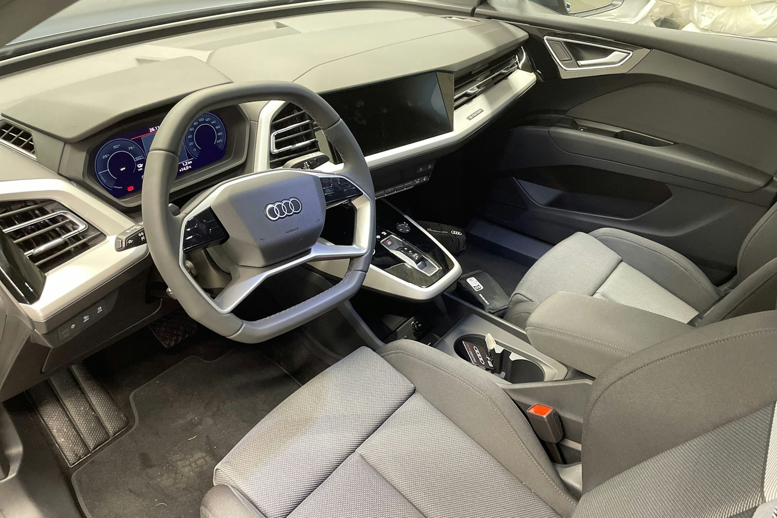sininen Audi Q4 e-tron 2025 kuva 6.