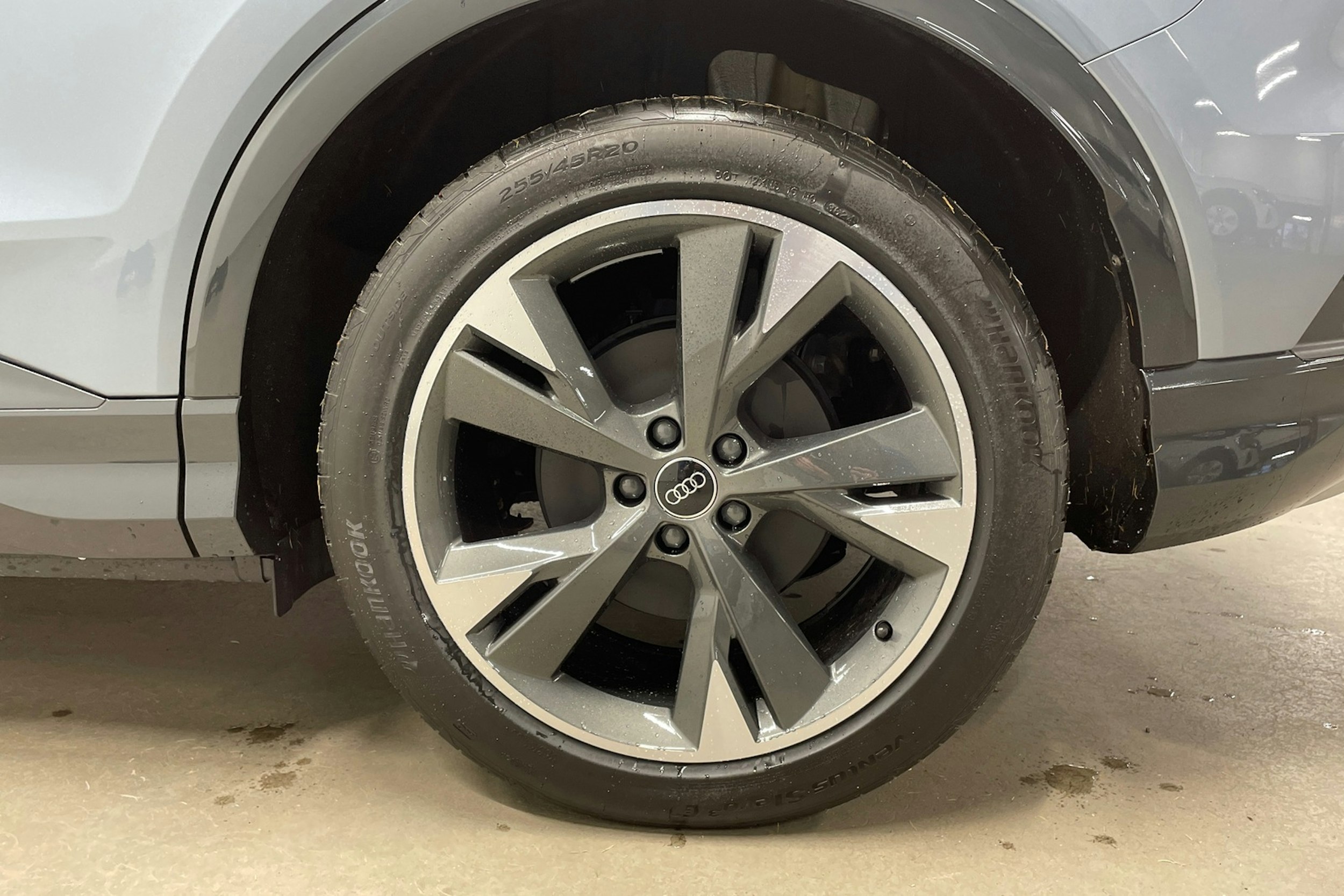 sininen Audi Q4 e-tron 2025 kuva 9.