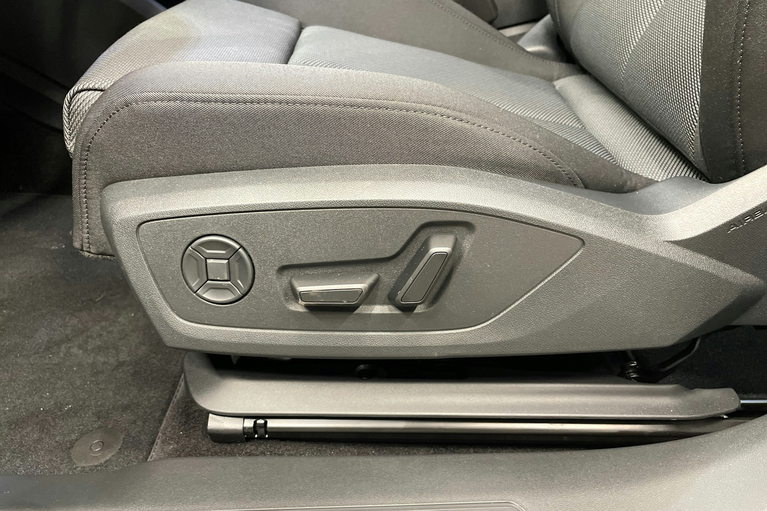 sininen Audi Q4 e-tron 2025 kuva 14.