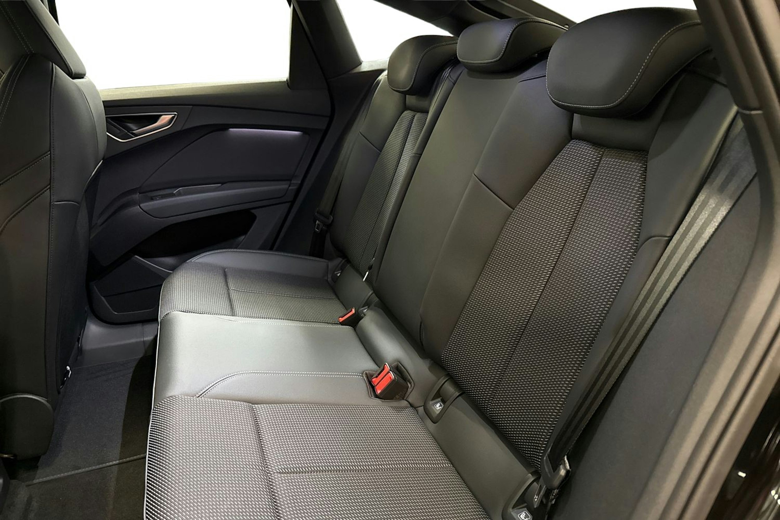 musta Audi Q4 e-tron 2025 kuva 8.