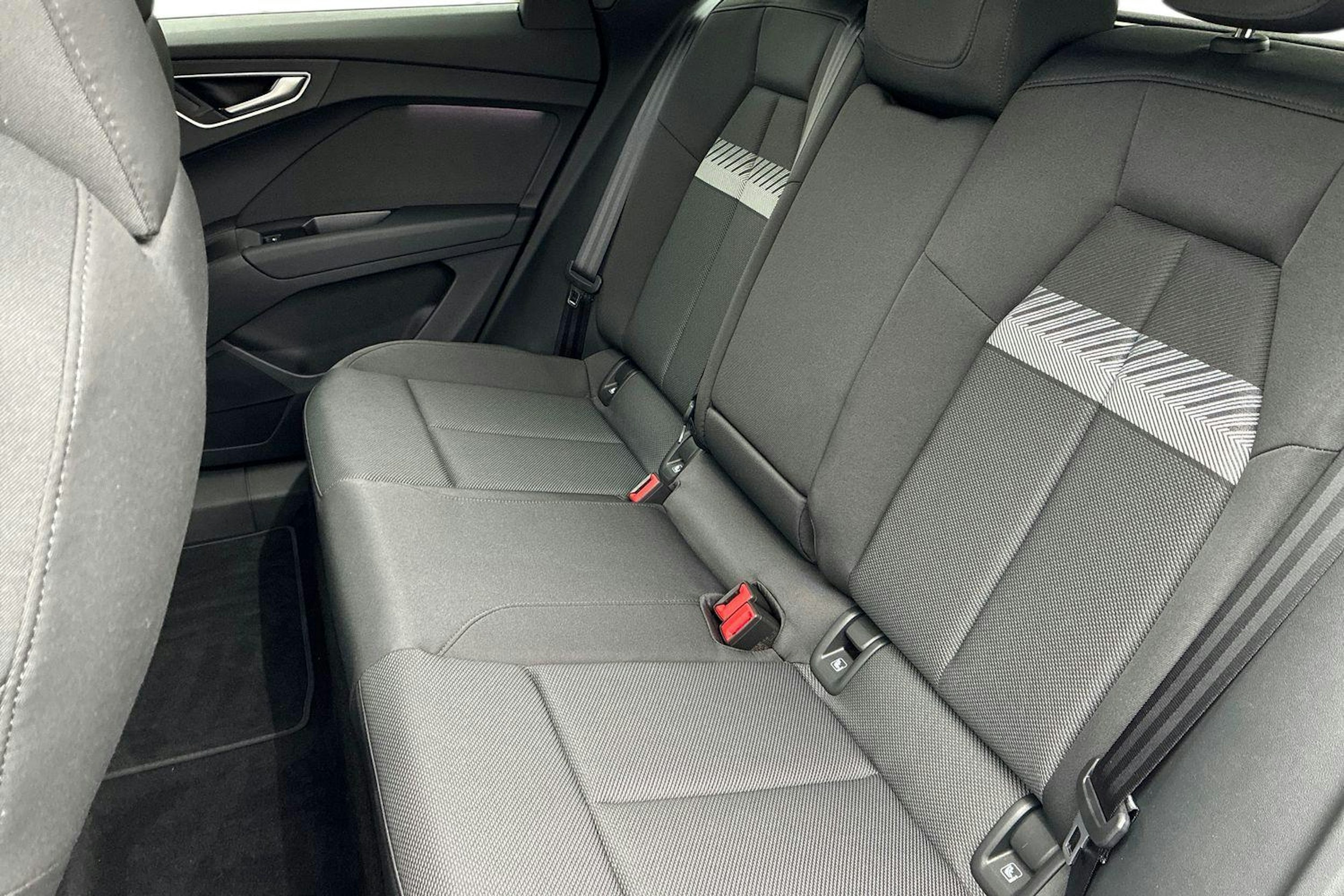 sininen Audi Q4 e-tron 2025 kuva 8.