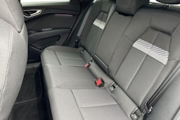 sininen Audi Q4 e-tron 2025 kuva 8.