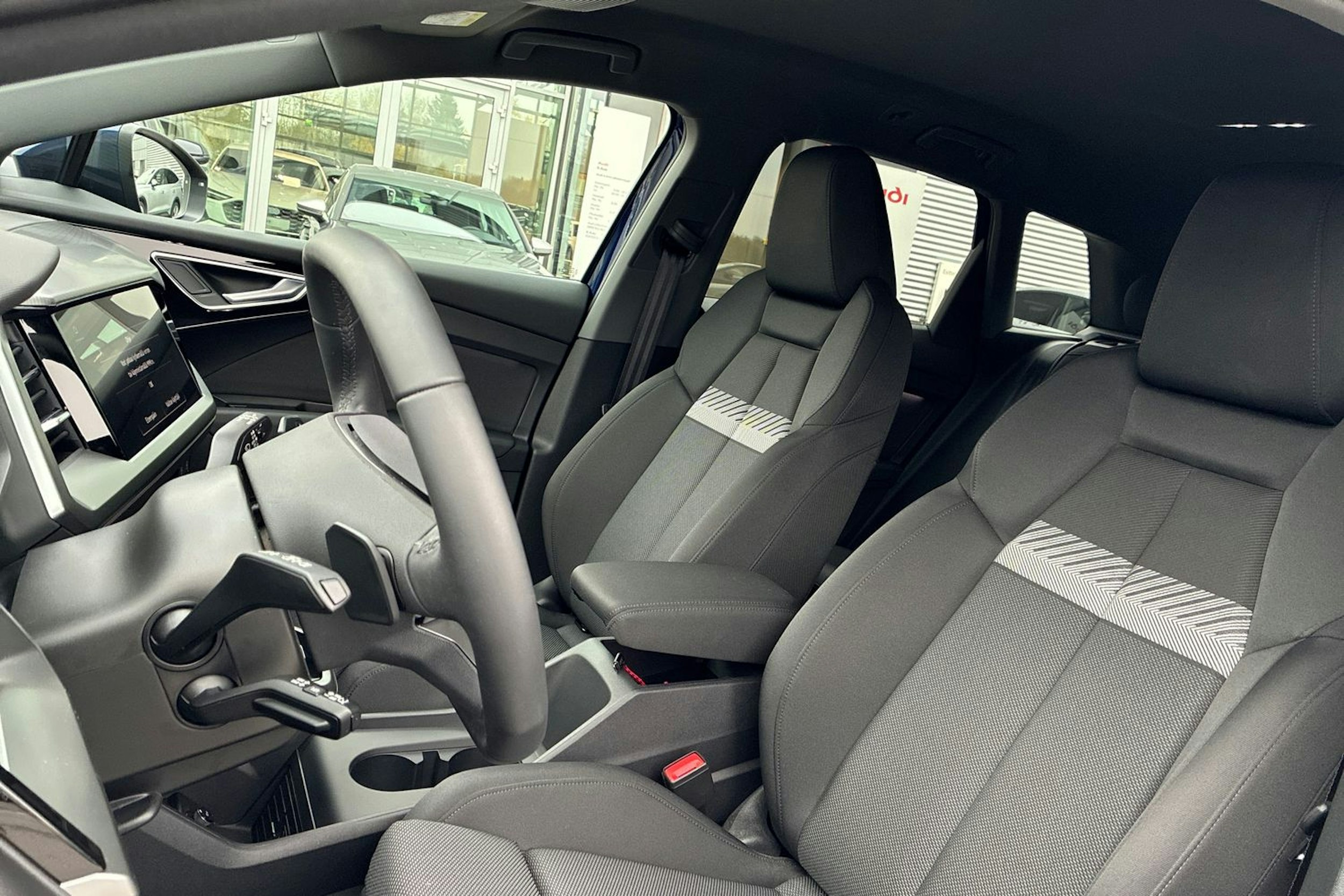 sininen Audi Q4 e-tron 2025 kuva 11.