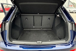 sininen Audi Q4 e-tron 2025 kuva 12.