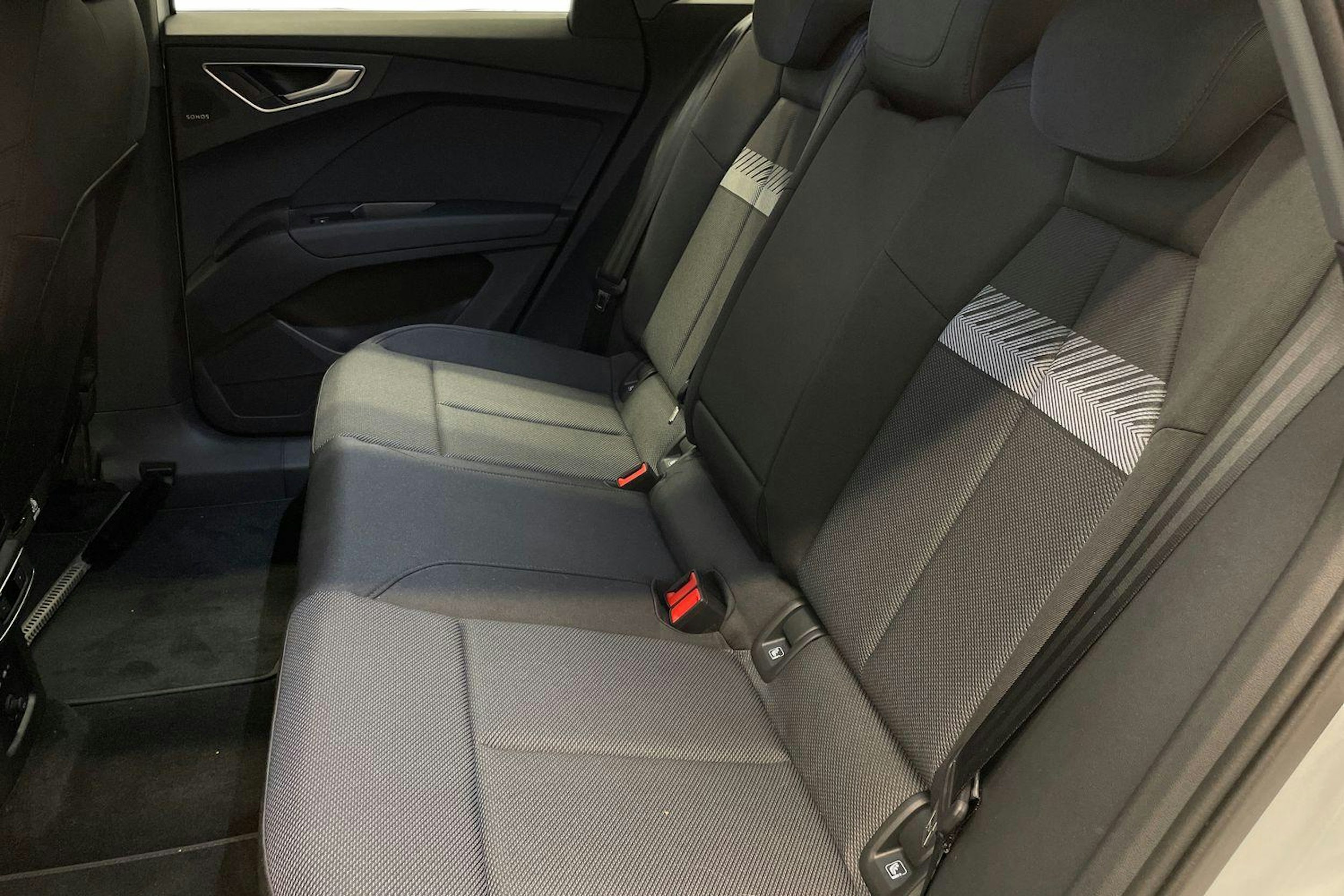 valkoinen Audi Q4 e-tron 2025 kuva 8.