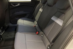 valkoinen Audi Q4 e-tron 2025 kuva 8.