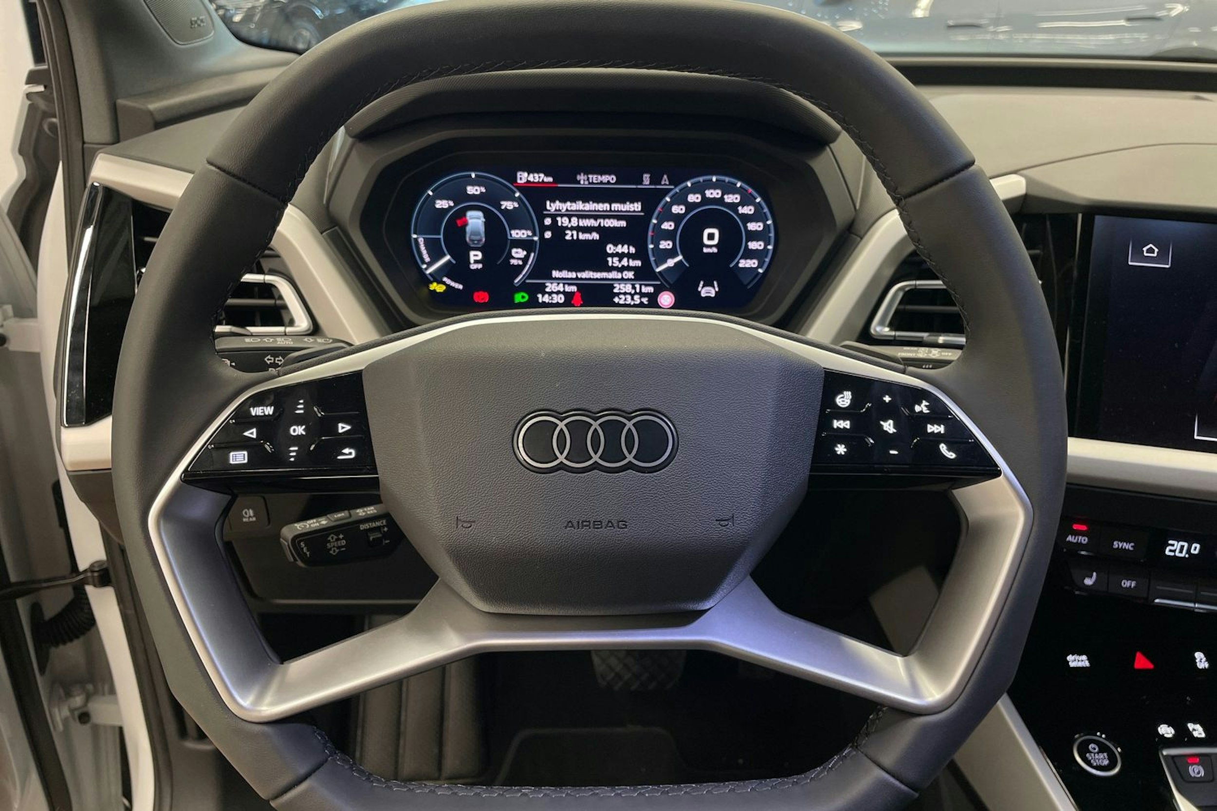 valkoinen Audi Q4 e-tron 2025 kuva 12.