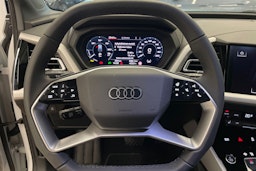valkoinen Audi Q4 e-tron 2025 kuva 12.