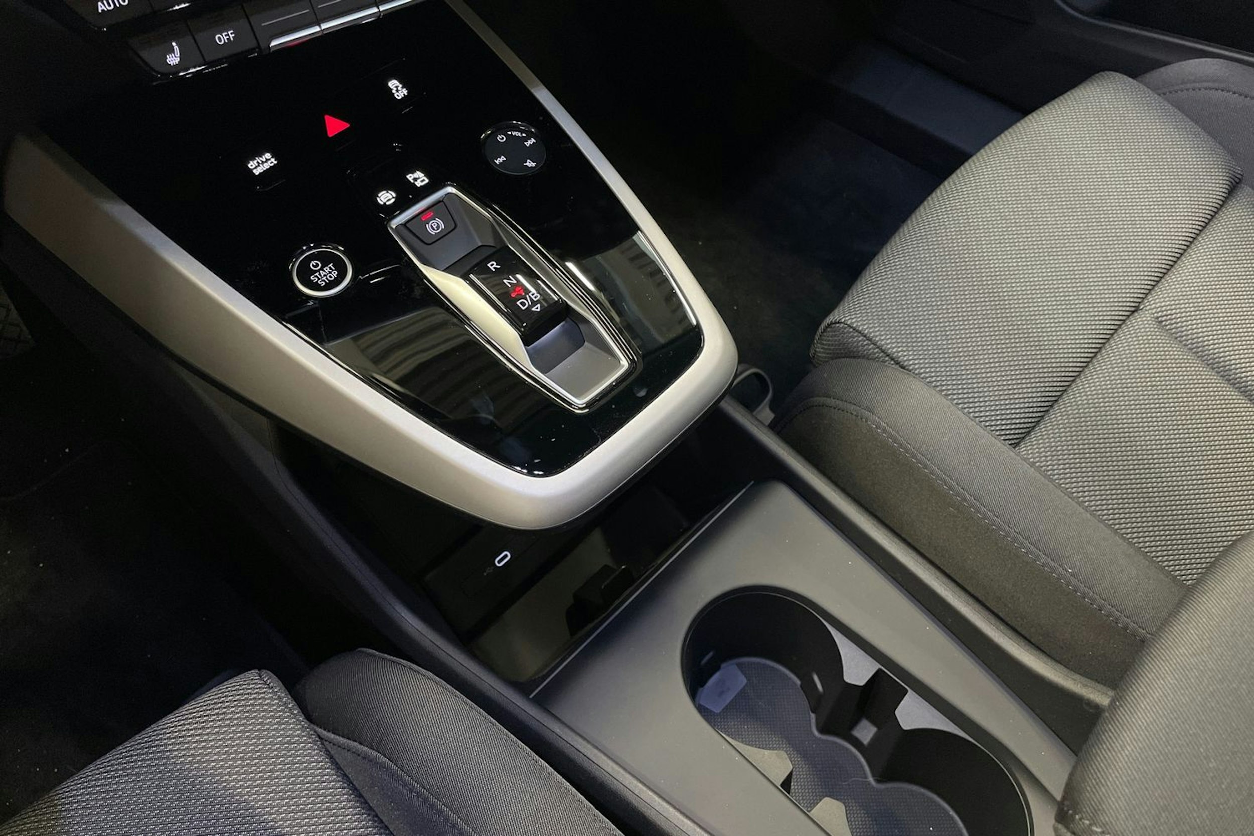 valkoinen Audi Q4 e-tron 2025 kuva 16.