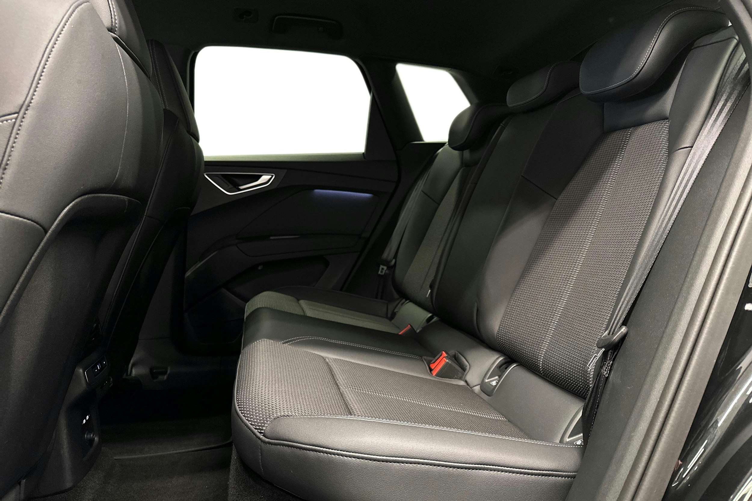 musta Audi Q4 e-tron 2025 kuva 10.