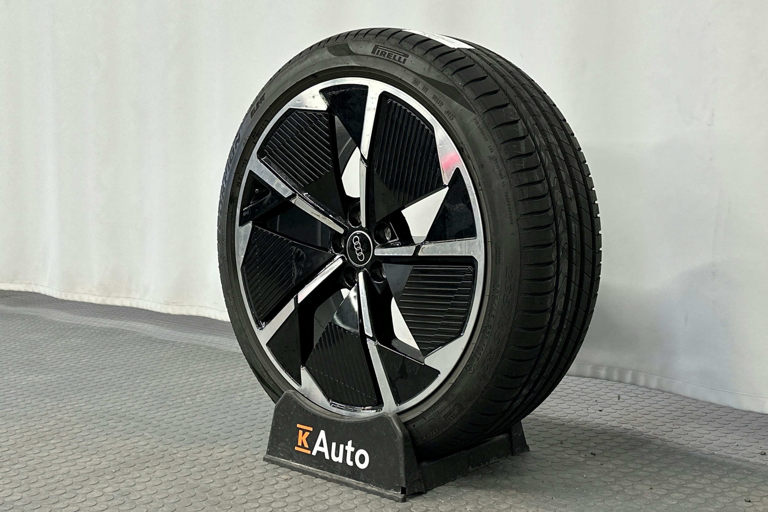 musta Audi Q4 e-tron 2025 kuva 12.